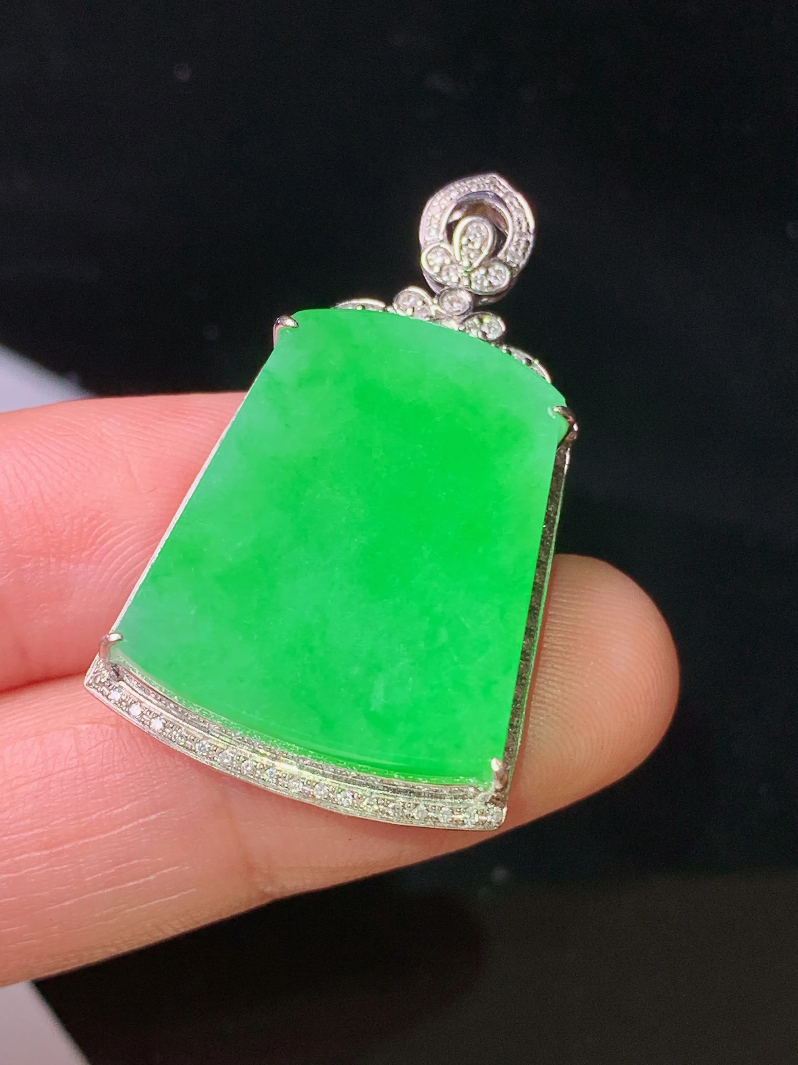 18k金钻镶嵌翠绿无事牌吊坠 玉质细腻 色泽艳丽清新 整体尺寸35.2*21.2*8.2