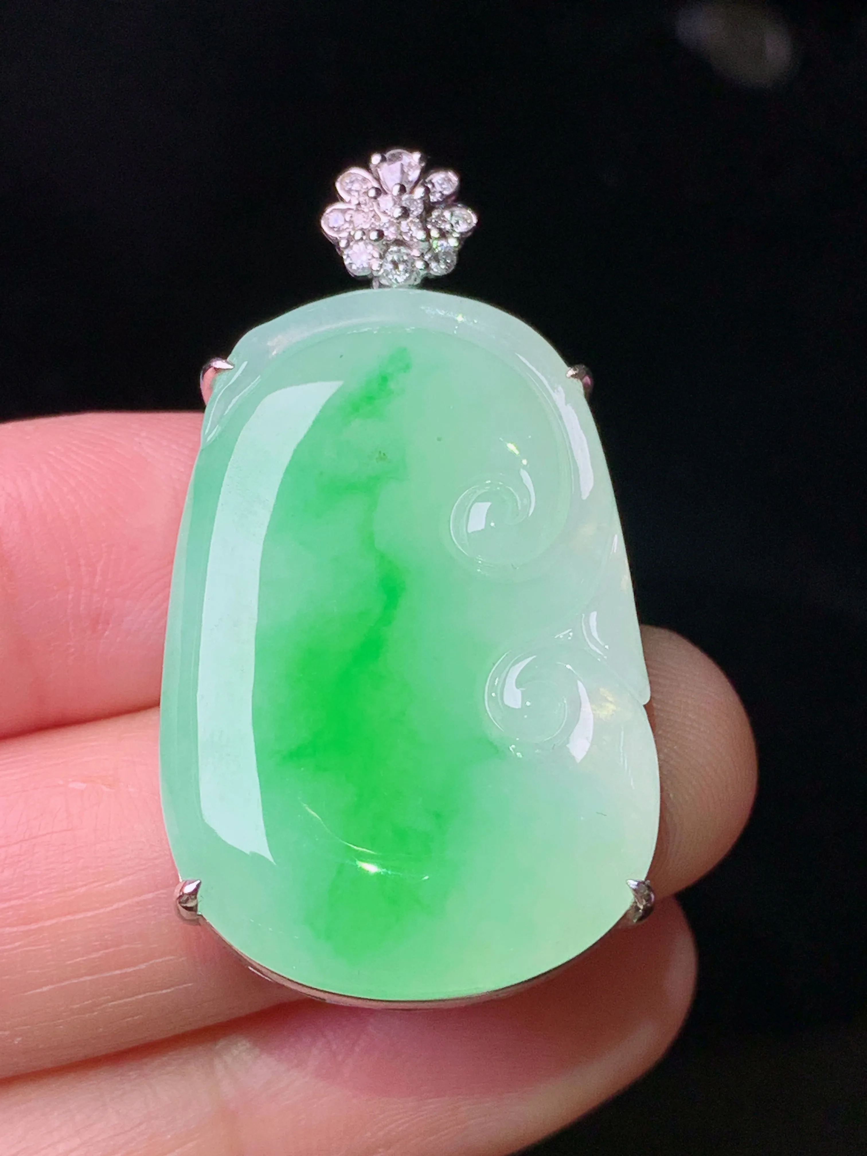 18k金钻镶嵌飘绿如意吊坠 玉质细腻 色泽艳丽清新 整体尺寸38.3*20.7*7.8