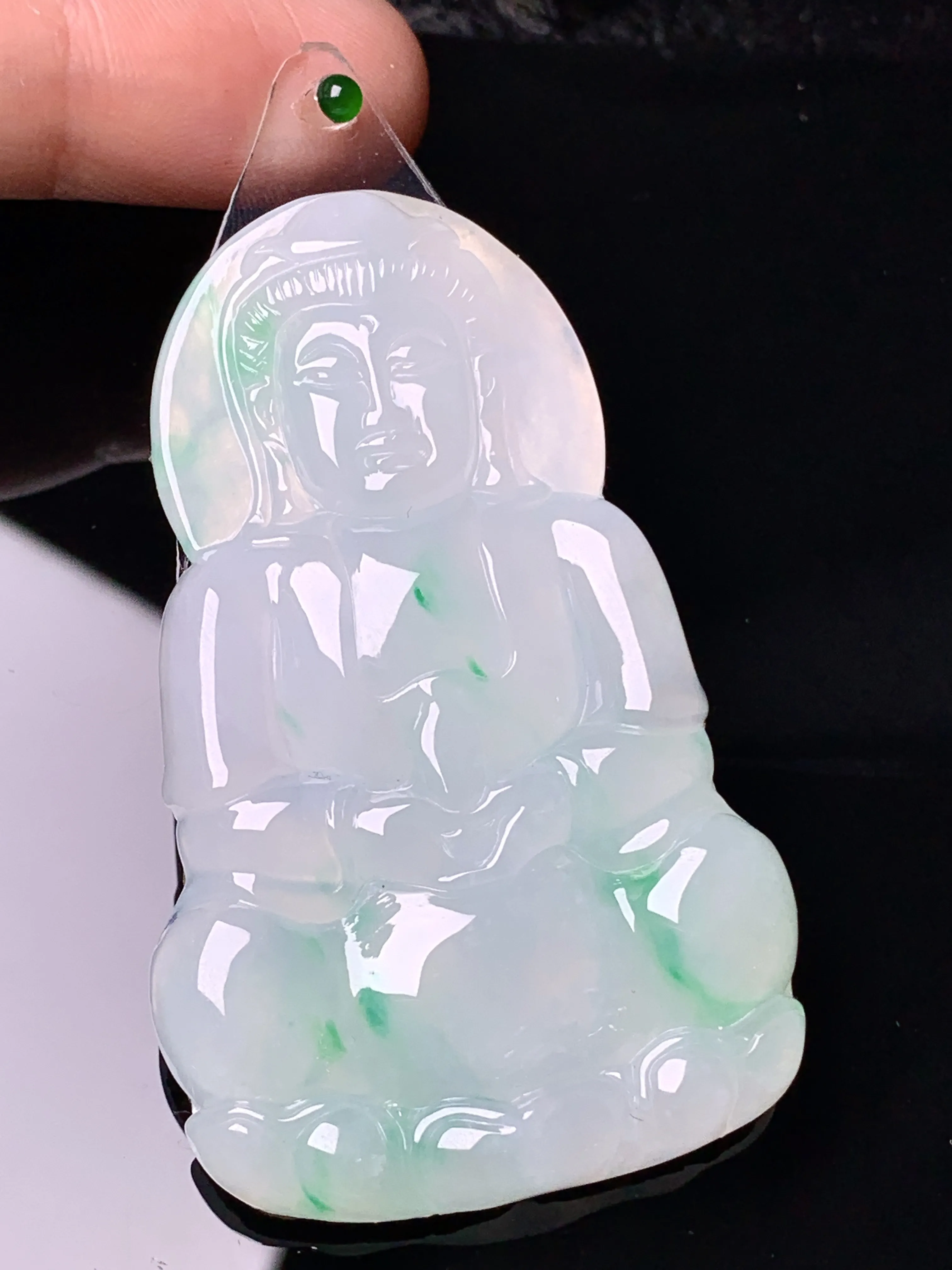 镶嵌款 飘绿观音吊坠 玉质细腻 色泽艳丽清新 整体尺寸67.8*35.5*5.3