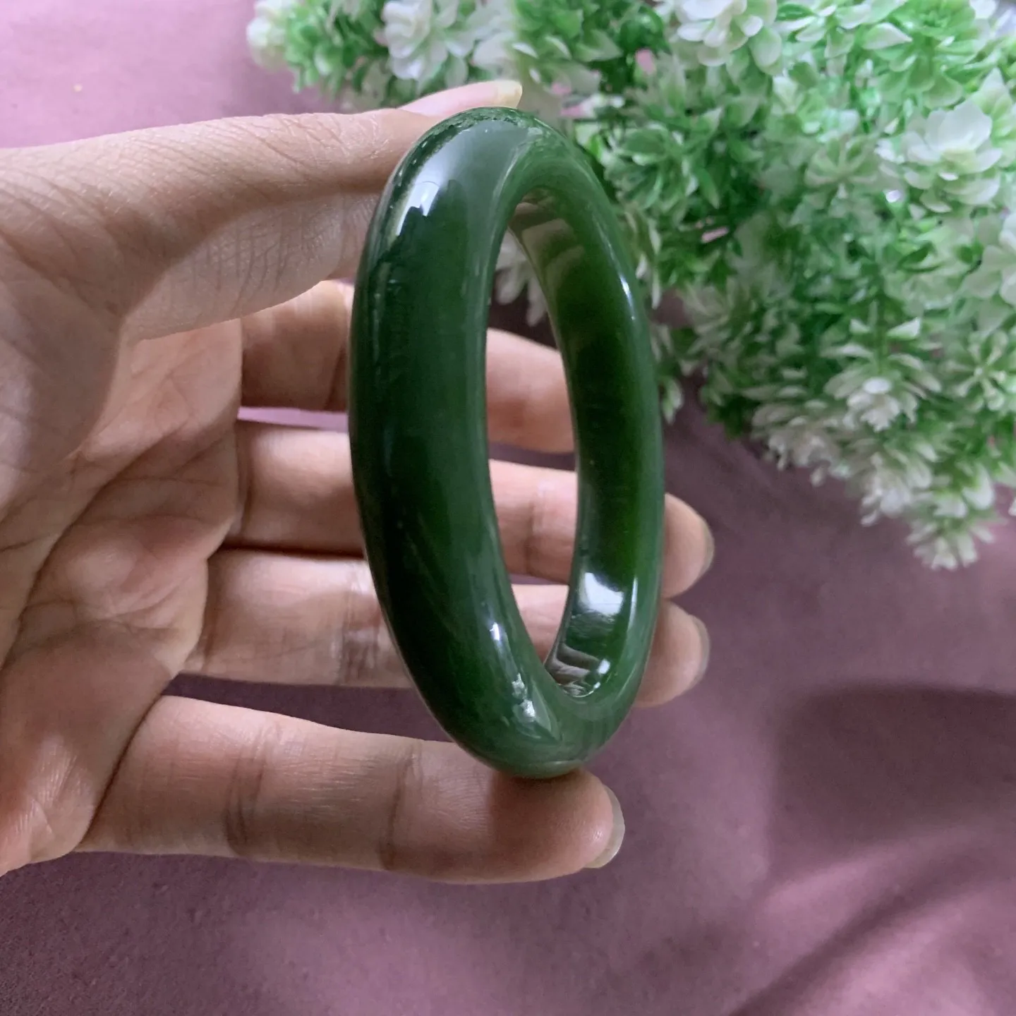和田玉碧玉55.8圈口菠菜绿手镯！玉质细腻油润 底色纯净 无裂无杂 脂粉好，品质好