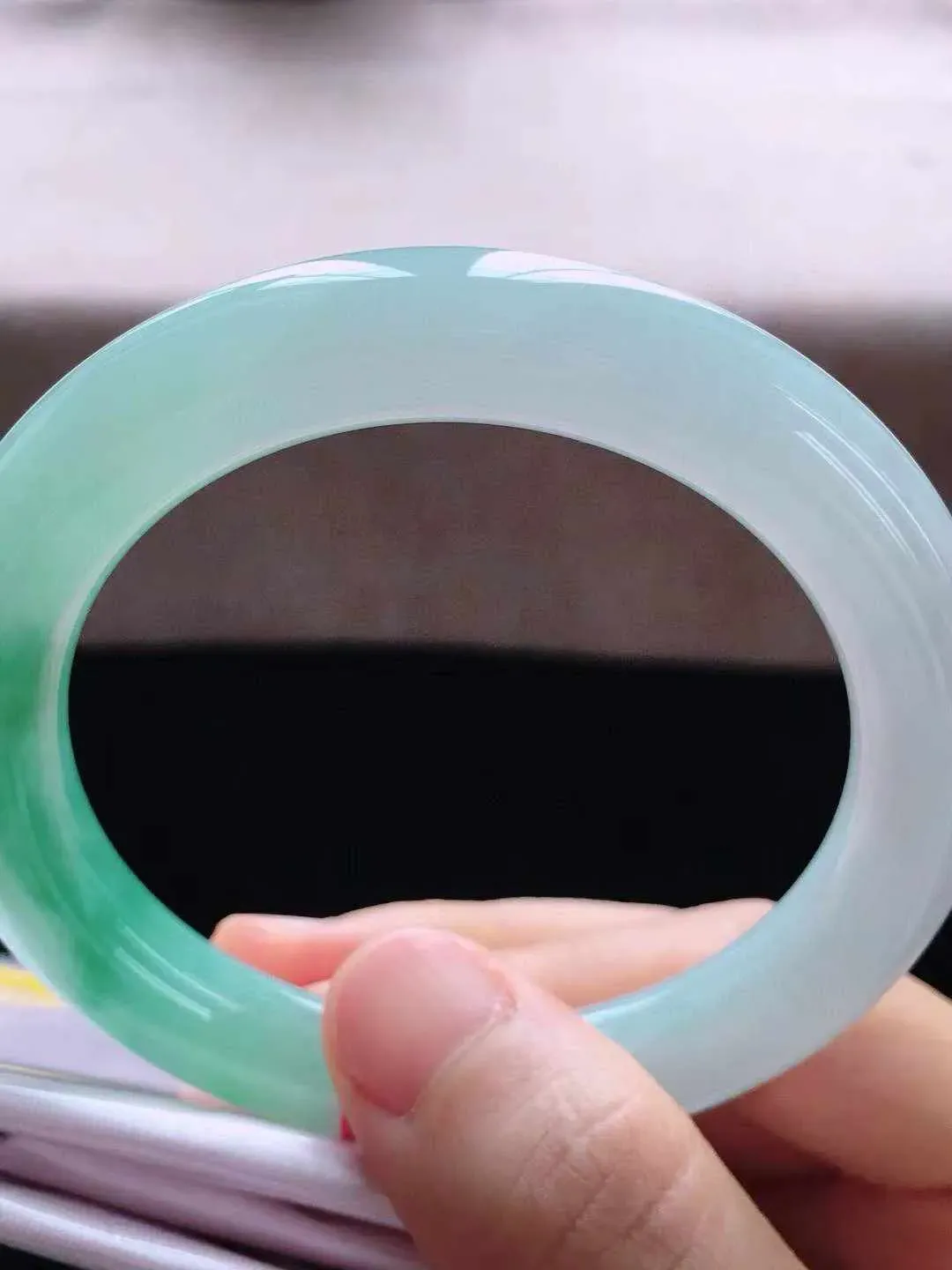 【翡翠名称】老种冰飘花55.3圈口圆条翡翠手镯
【翡翠尺寸】55.3*9.8*10mm适合55-57.5正圈口佩戴
【翡翠描述】缅甸天然翡翠A货，种老水足，玉质细腻，色泽靓丽，性价比高，佩戴效果好！