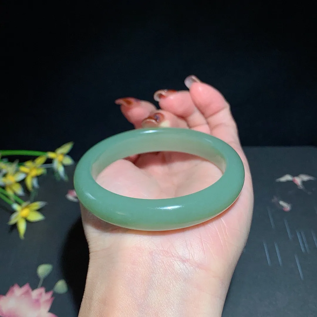 和田玉55圈口且末蓝手镯！玉质细腻油润 底色纯净 无裂无杂 脂粉好，品质高。