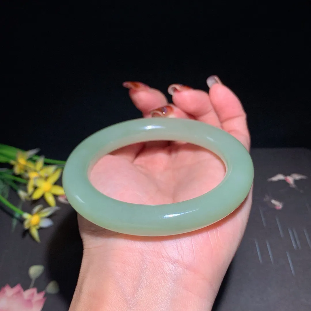 和田玉58圈晴水色肥圆条手镯！圈口58宽11.3玉质细腻油润 底色纯净  无裂无杂 脂粉好，品质高