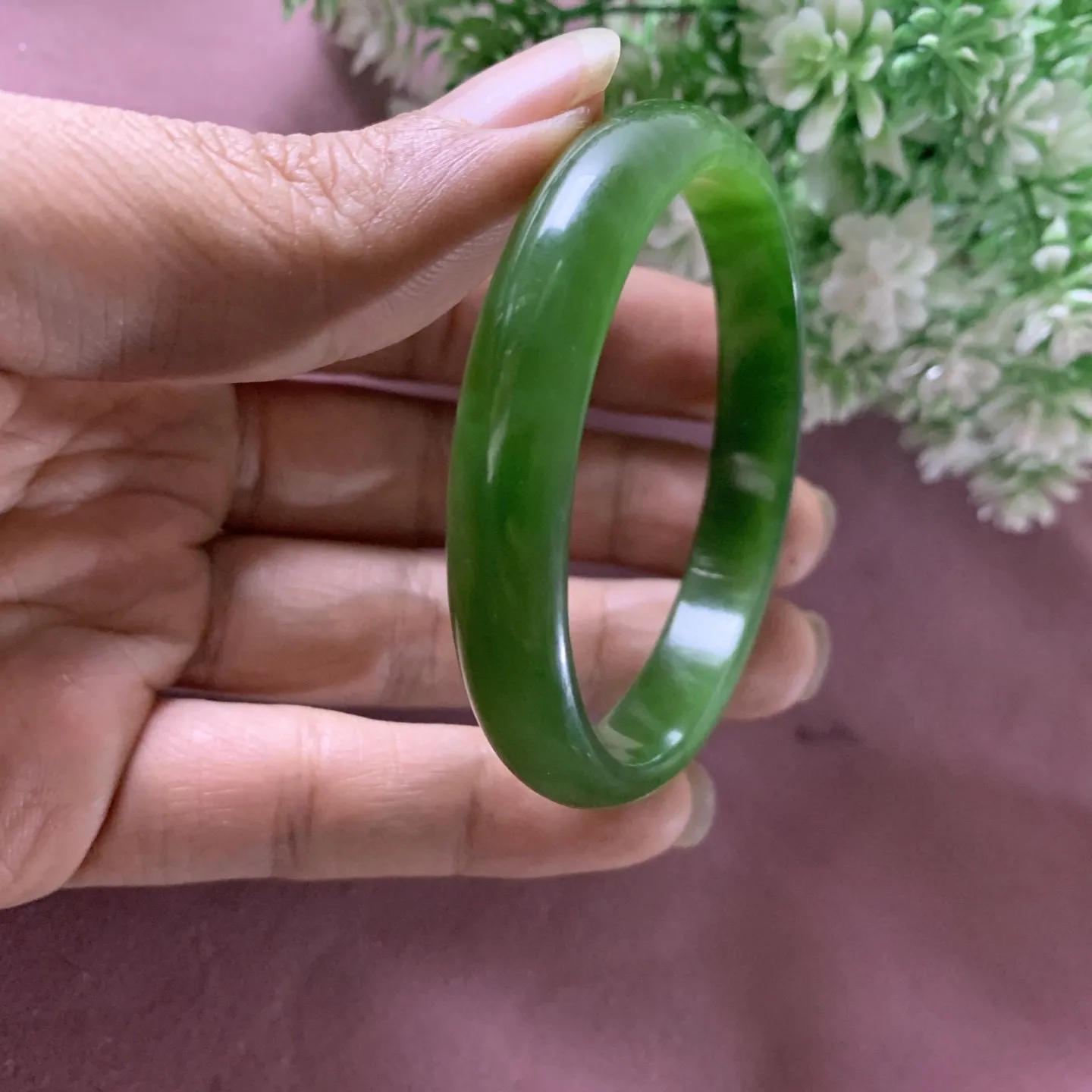 和田玉碧玉54.8圈口阳绿色手镯，圈口54.8宽10玉质特细腻油润，高脂粉，高品质，萦绕腕间时，古韵