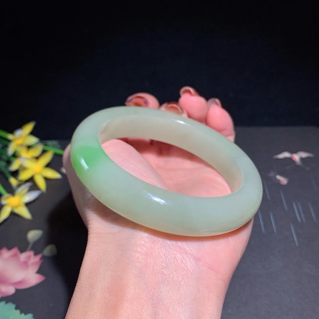 土豪款，和田玉59圈口翠青手镯！玉质细腻油润 底色纯净 无裂无杂 脂粉好，品质高