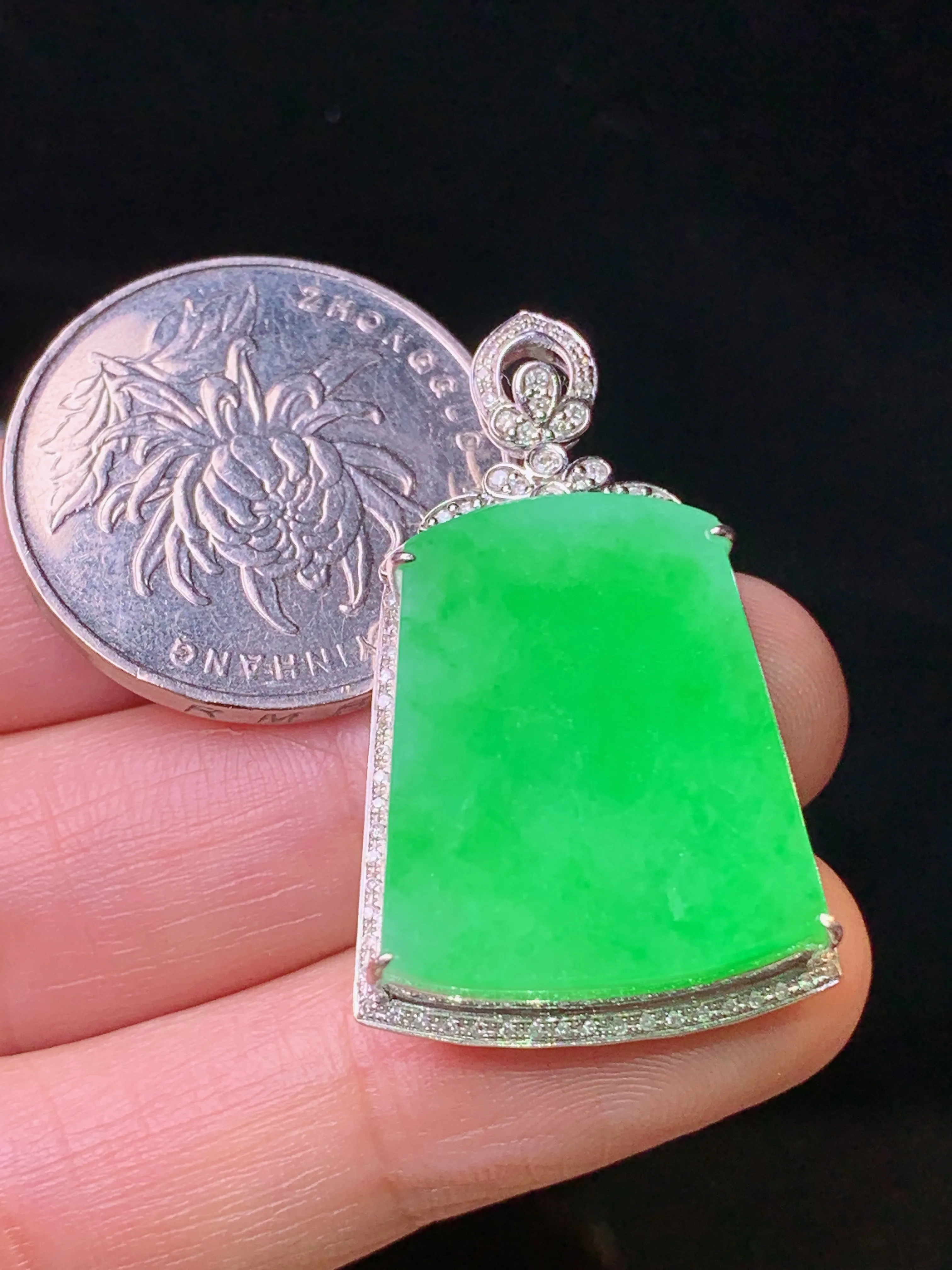 18k金钻镶嵌翠绿无事牌吊坠 玉质细腻 色泽艳丽清新 整体尺寸35.2*21.2*8.2