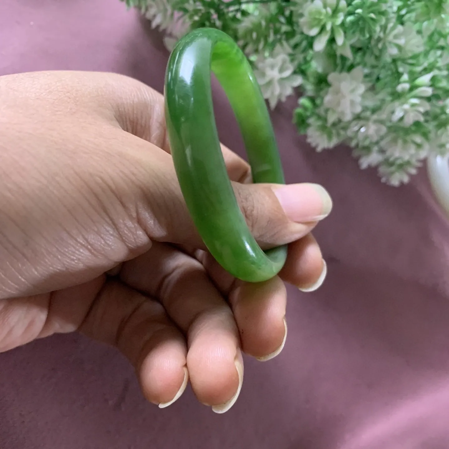 和田玉碧玉54.8圈口阳绿色手镯，圈口54.8宽10玉质特细腻油润，高脂粉，高品质，萦绕腕间时，古韵不失时尚，素雅不失品味，细腻光滑的触感，使人沉醉，气质高雅。