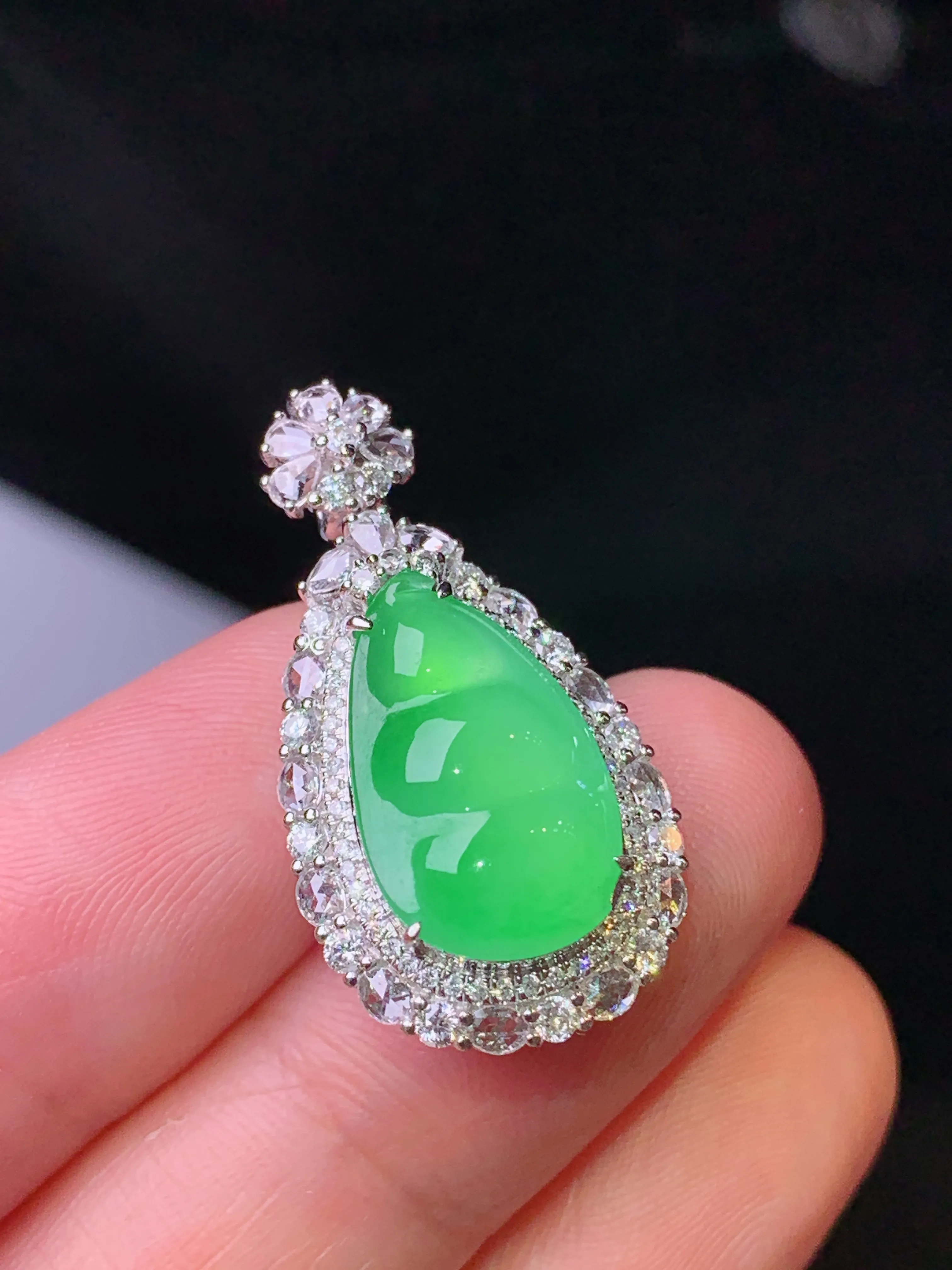 18k金钻镶嵌四季豆吊坠 玉质细腻 色泽艳丽清新 整体尺寸28.2*15*9.2