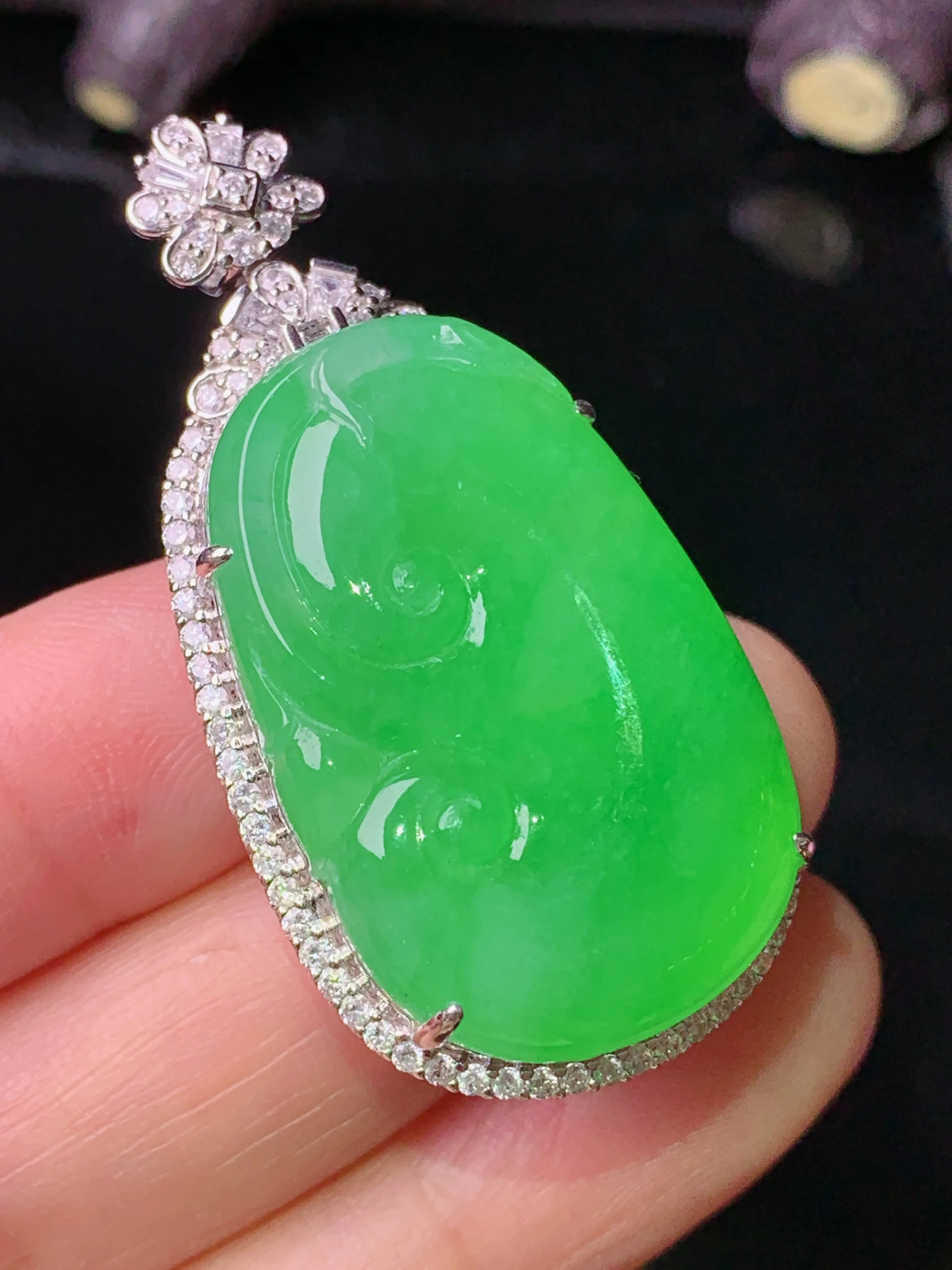 18k金钻镶嵌翠绿如意吊坠 玉质细腻 色泽艳丽清新 整体尺寸45.2*23*11.2