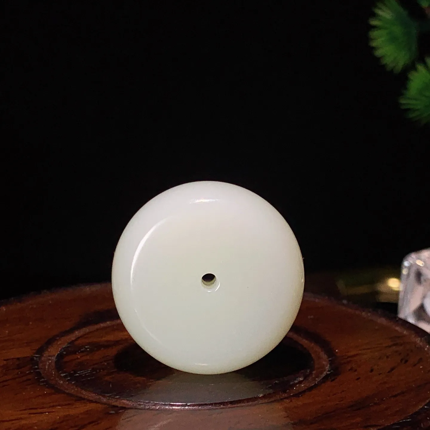 新疆和田玉白玉平安扣挂件。尺寸30/12重21.8克。玉质细腻油润。手推出油。品相大气。lt251126