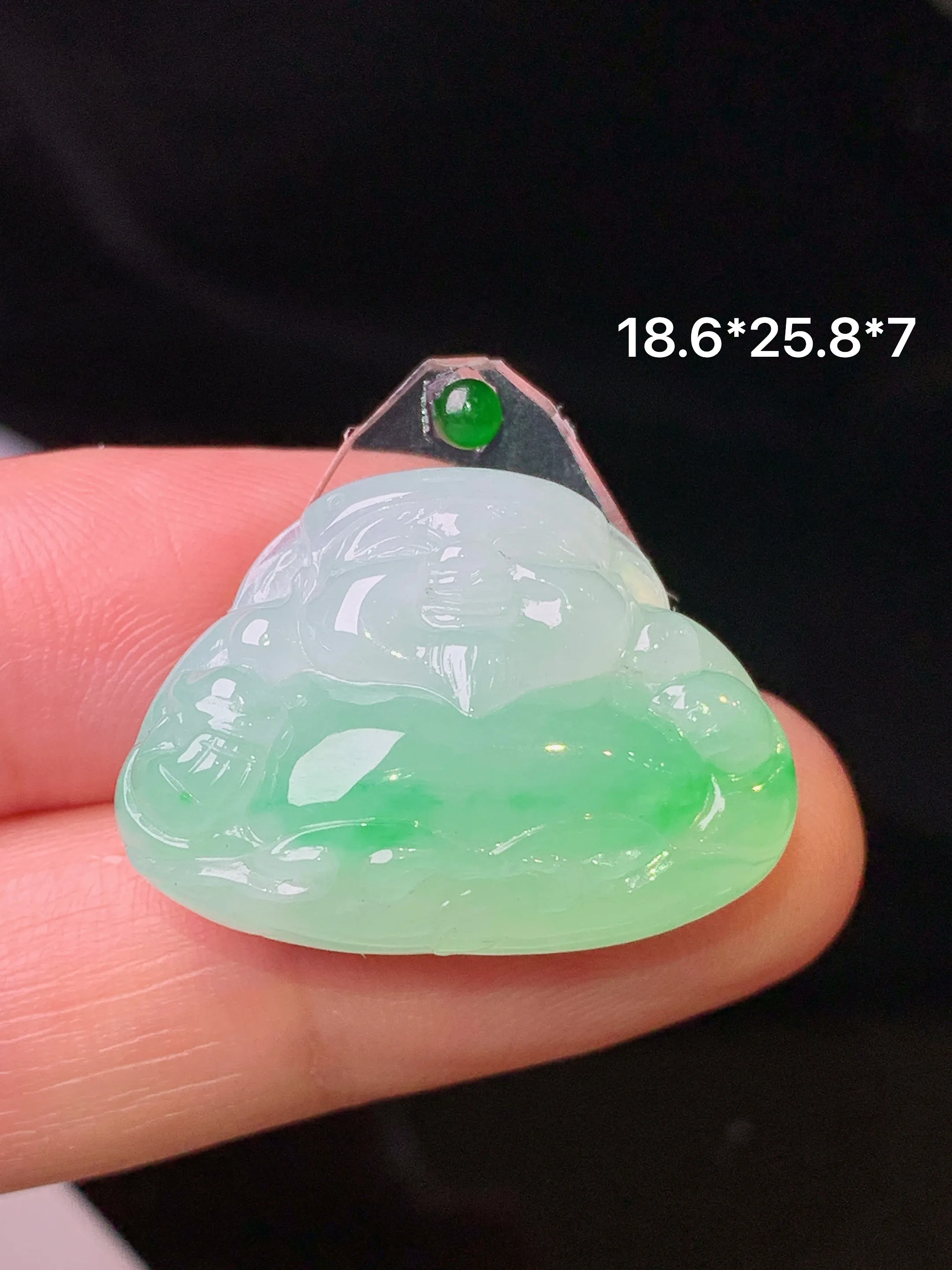 飘财神吊坠 玉质细腻 色泽艳丽清新 整体尺寸18.6*25.8*7