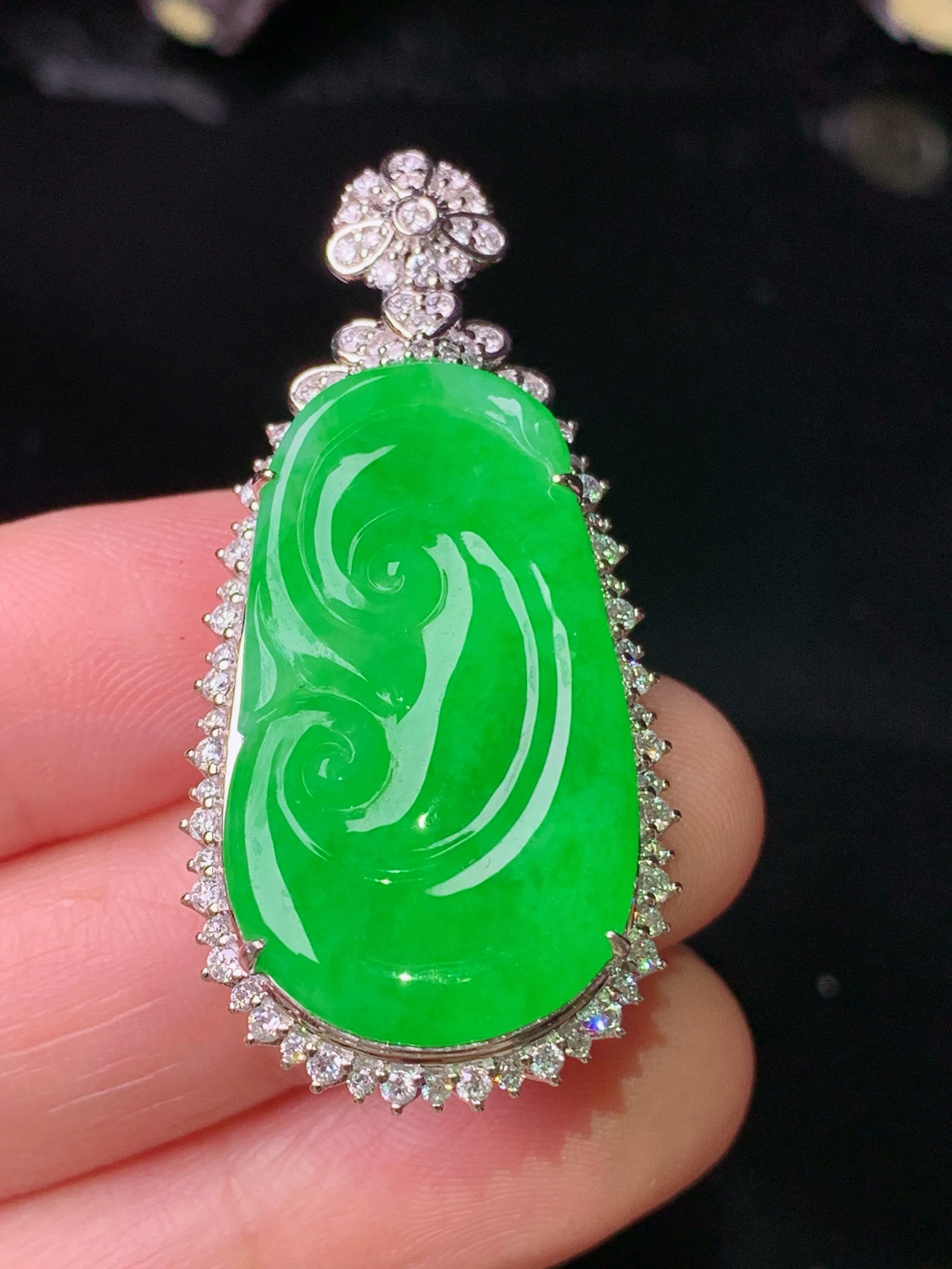 18k金钻镶嵌满绿如意吊坠 玉质细腻 色泽艳丽清新 整体尺寸42.2*20.3*10.5
