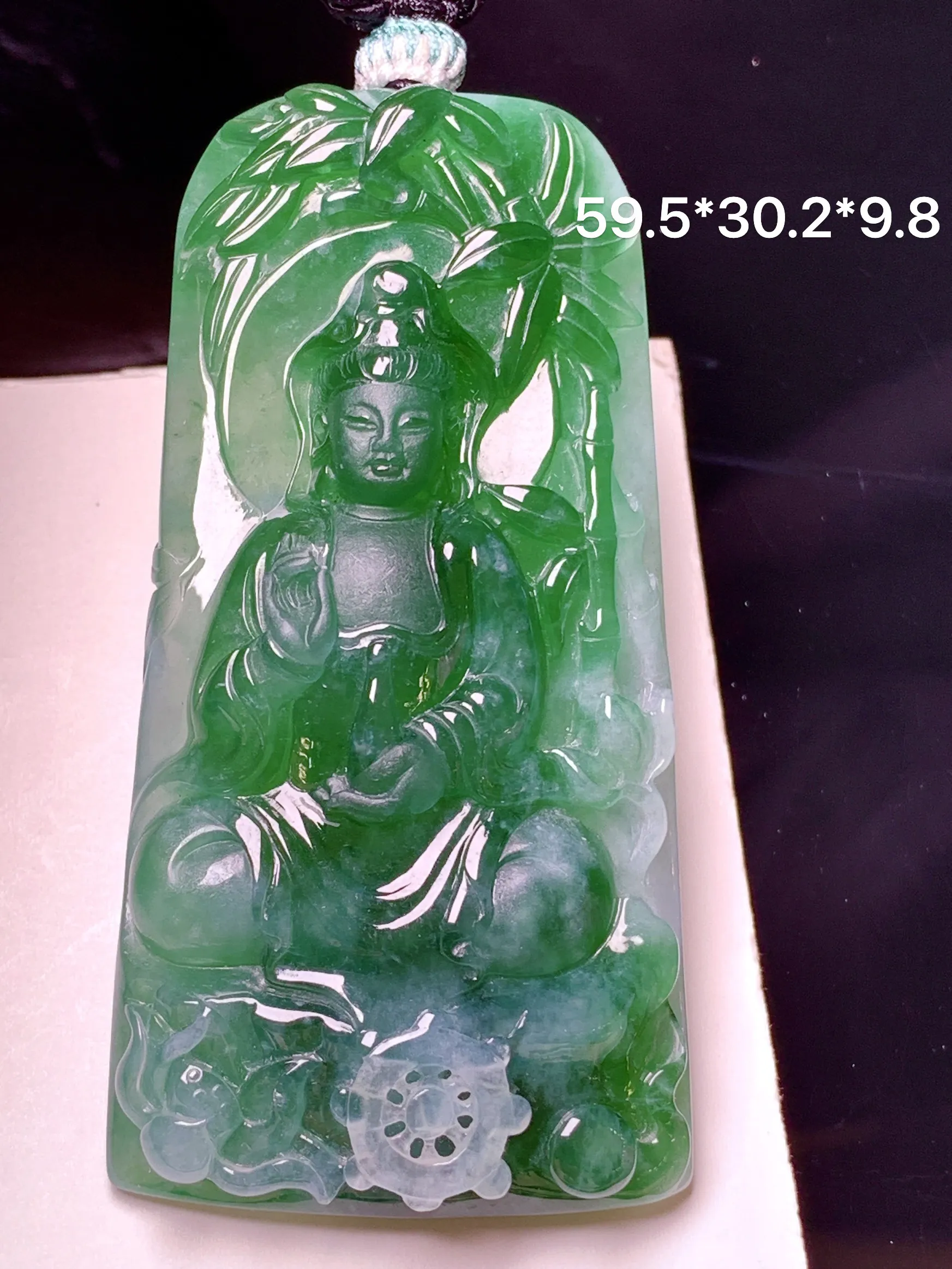 飘绿观音菩萨吊坠 玉质细腻 色泽艳丽清新 整体尺寸59.5*30.2*9.8