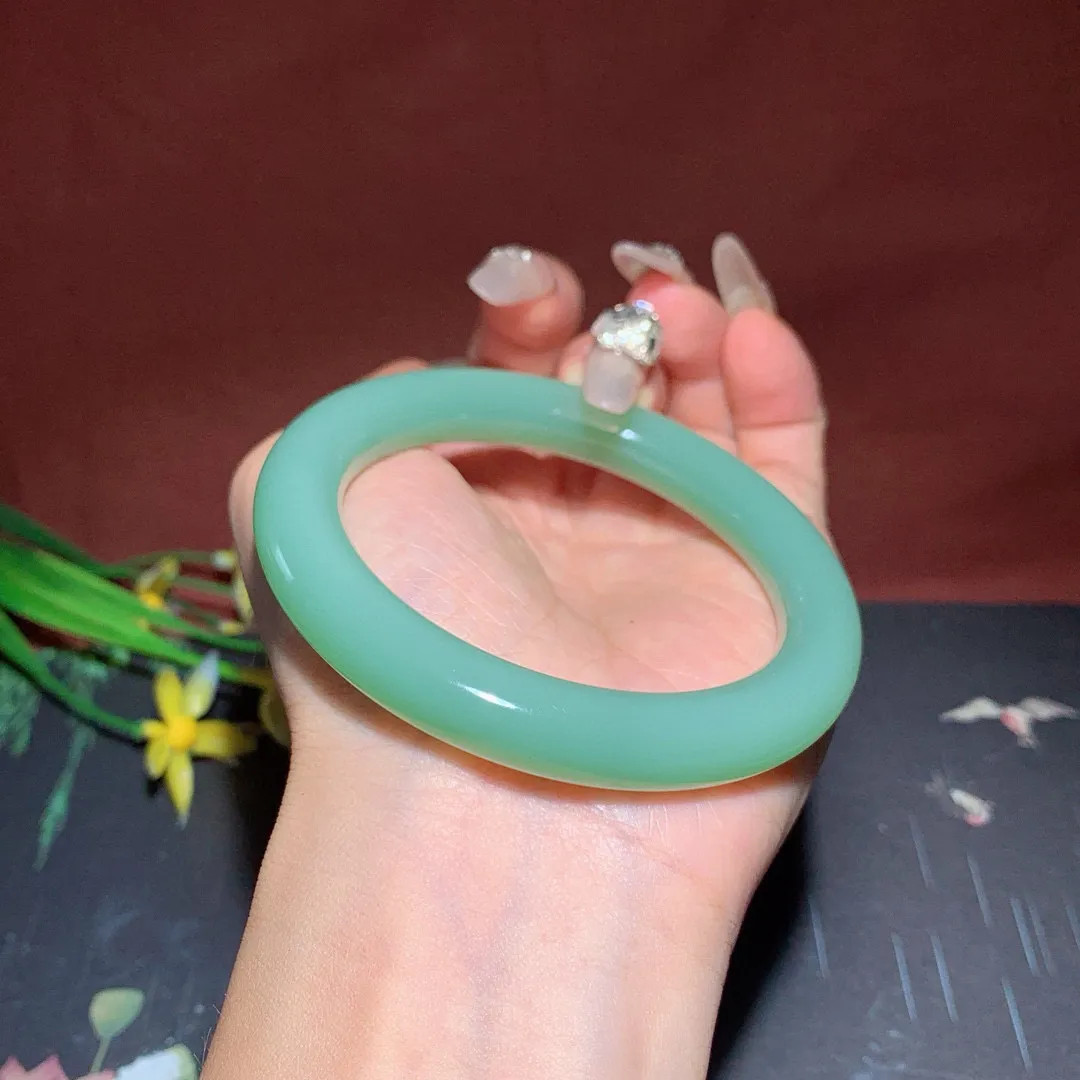 珍藏品，和田玉碧玉54.6圈口粉青色圆条手镯，玉质细腻油润 底色纯净  无裂无杂无结构 脂粉好，品质好