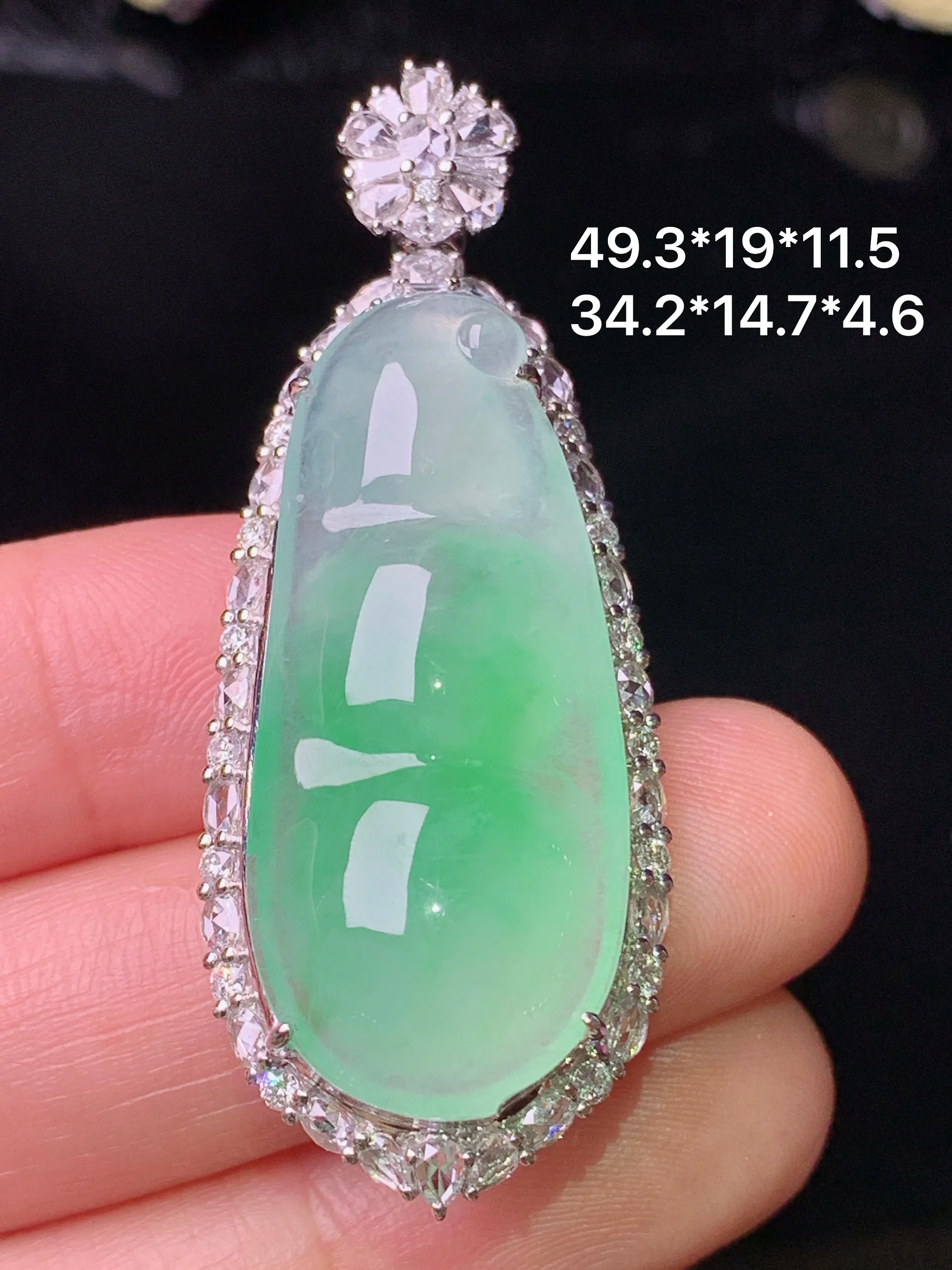 18k金钻镶嵌飘绿四季豆吊坠 玉质细腻 色泽艳丽清新 整体尺寸49.3*19*11.5