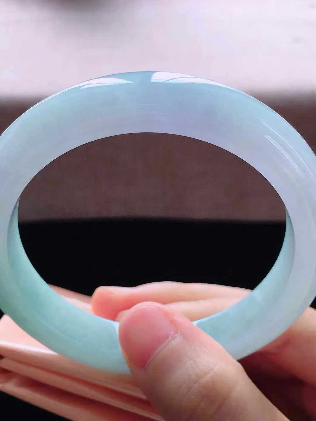 【翡翠名称】冰紫飘绿58.5正圈口翡翠手镯
【翡翠尺寸】58.5*11.6*8.5mm适合57.5-60正圈口佩戴
【翡翠描述】缅甸天然翡翠A货，种老水足，玉质细腻，色泽靓丽，性价比高，佩戴效果好！