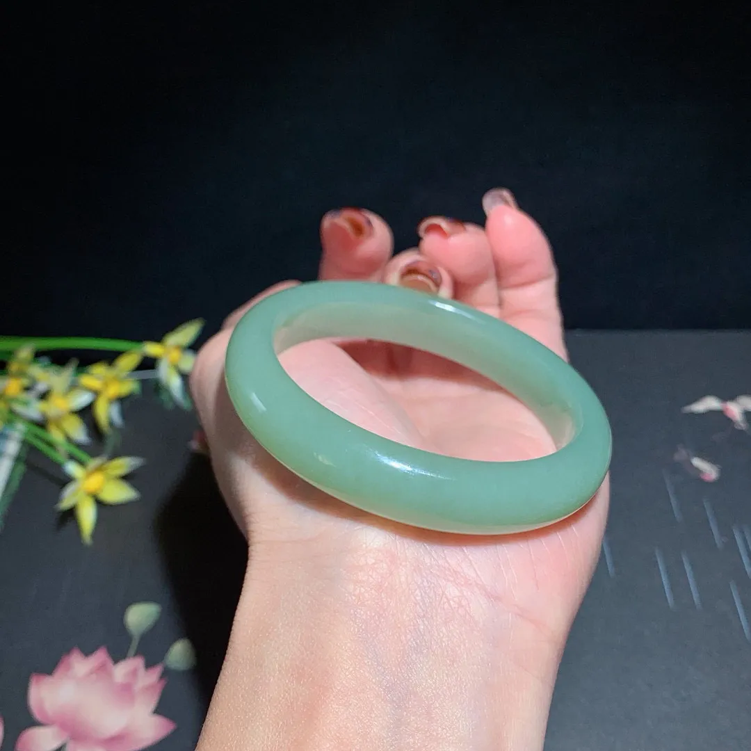 和田玉55圈口且末蓝手镯！玉质细腻油润 底色纯净 无裂无杂 脂粉好，品质高。