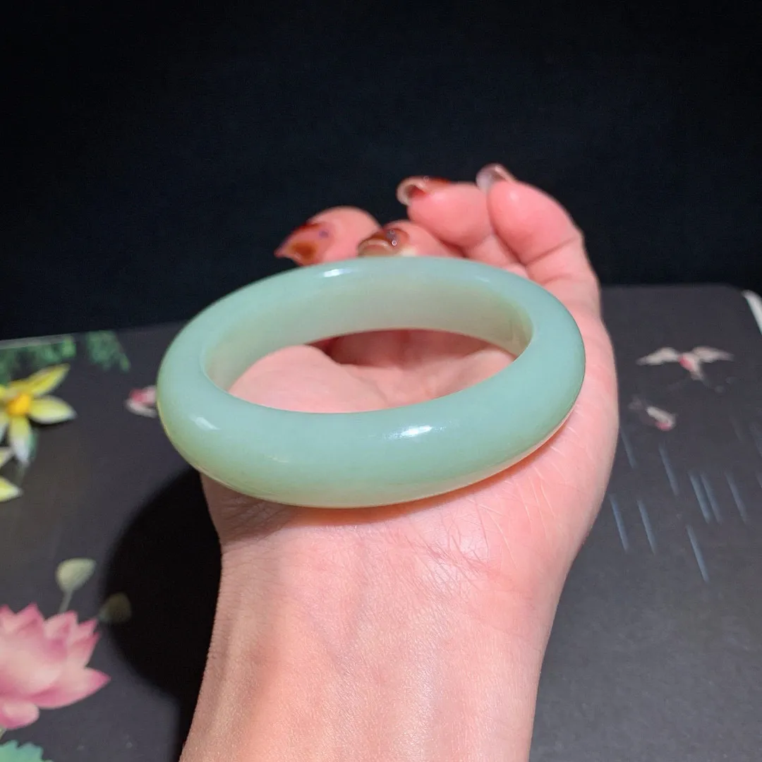 和田玉55.5圈口且末蓝手镯！玉质细腻油润 底色纯净 无裂无杂 脂粉好，品质高。