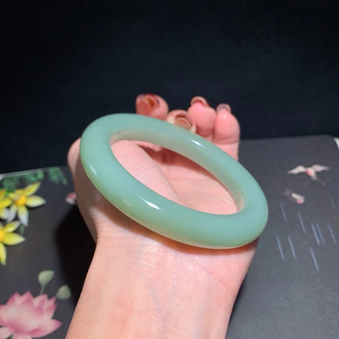 和田玉57圈口且末蓝手镯！玉质细腻油润 底色纯净 无裂无杂 脂粉好，品质高。