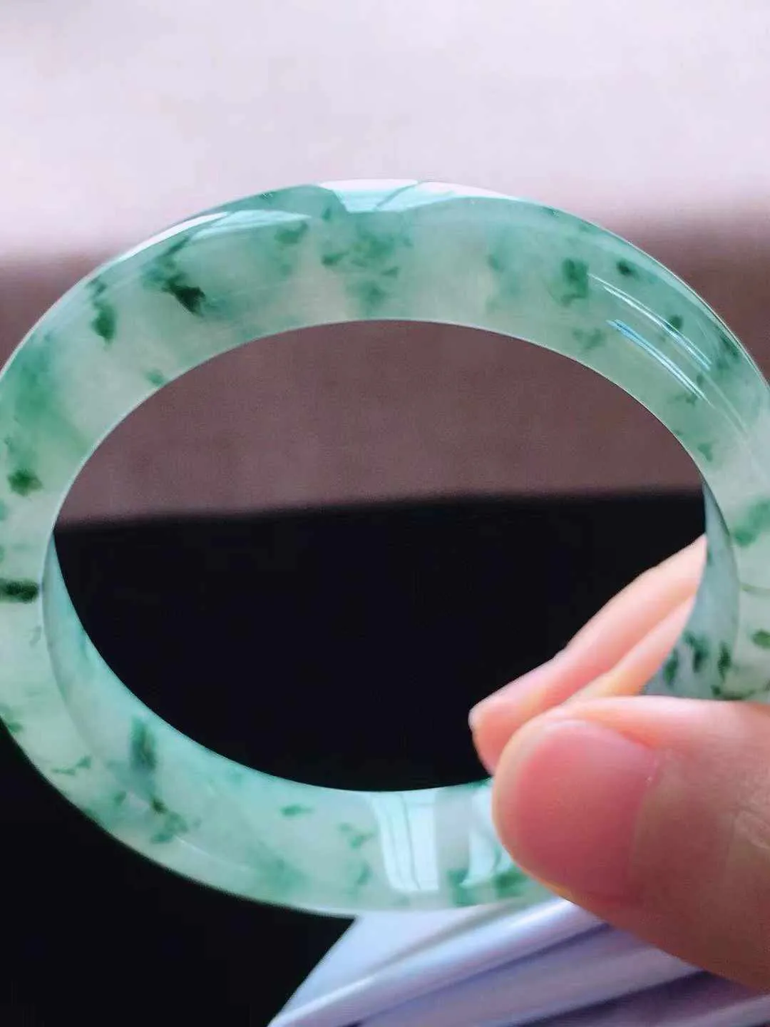 【翡翠名称】冰飘花54.5圈口贵妃翡翠手镯
【翡翠尺寸】54.5*47*11*6.2mm适合52-5