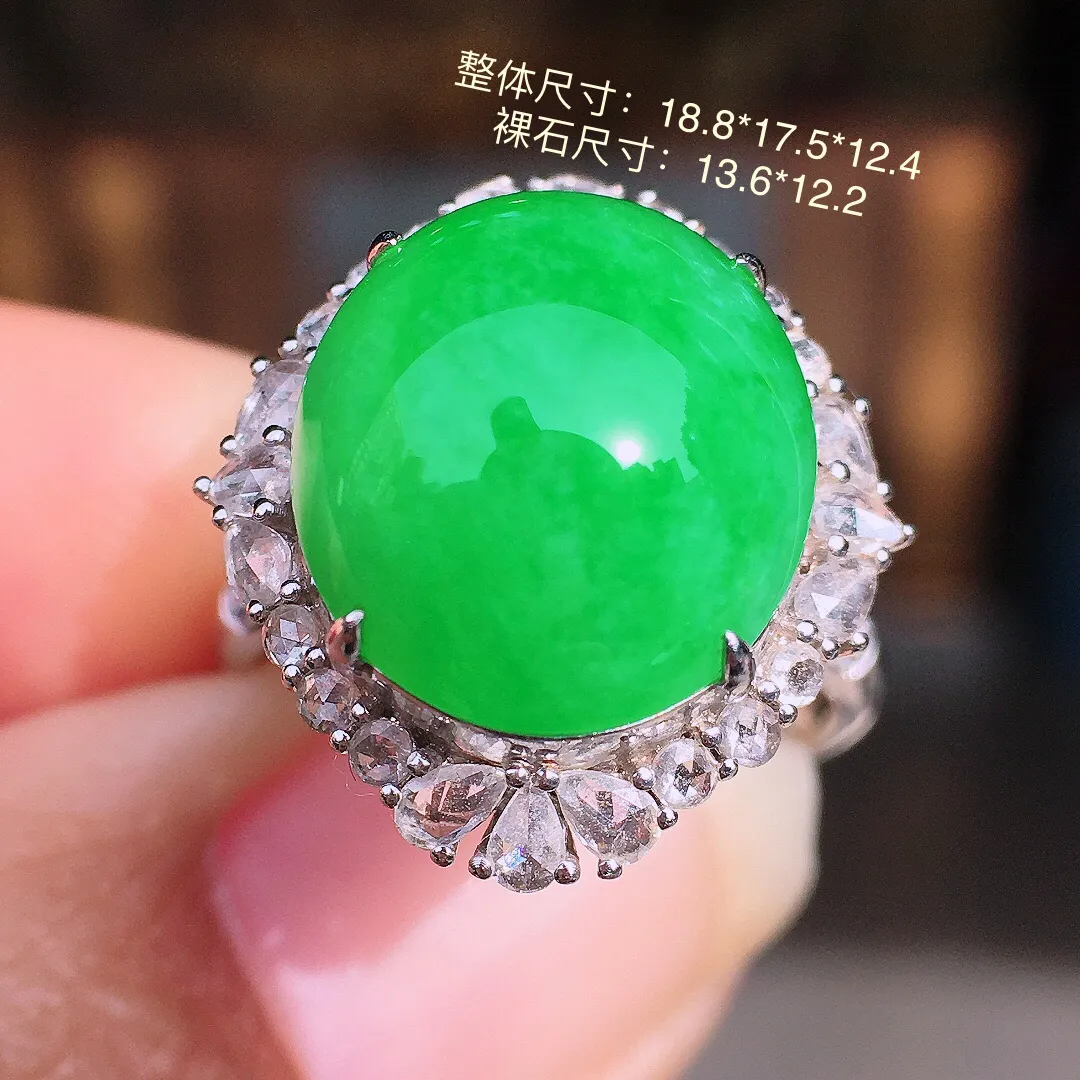 阳绿蛋面戒指，色泽均匀艳丽，玉质细腻，荧光感超
强，饱满圆润，尽显优雅气质，18k
金豪华镶嵌