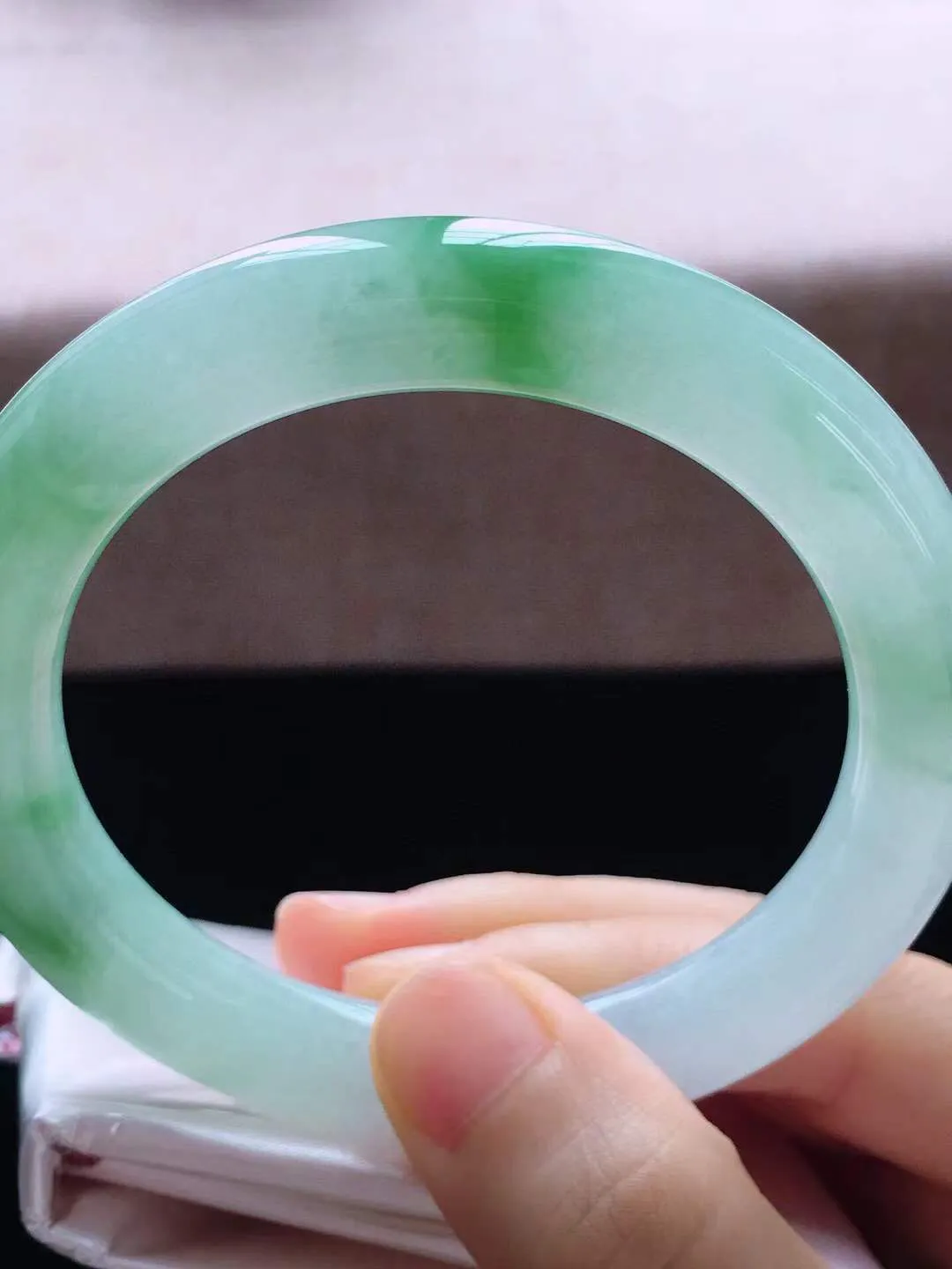 【翡翠名称】冰飘花57.6圈口圆条翡翠手镯
【翡翠尺寸】57.6*10.3*10.3mm适合57.6