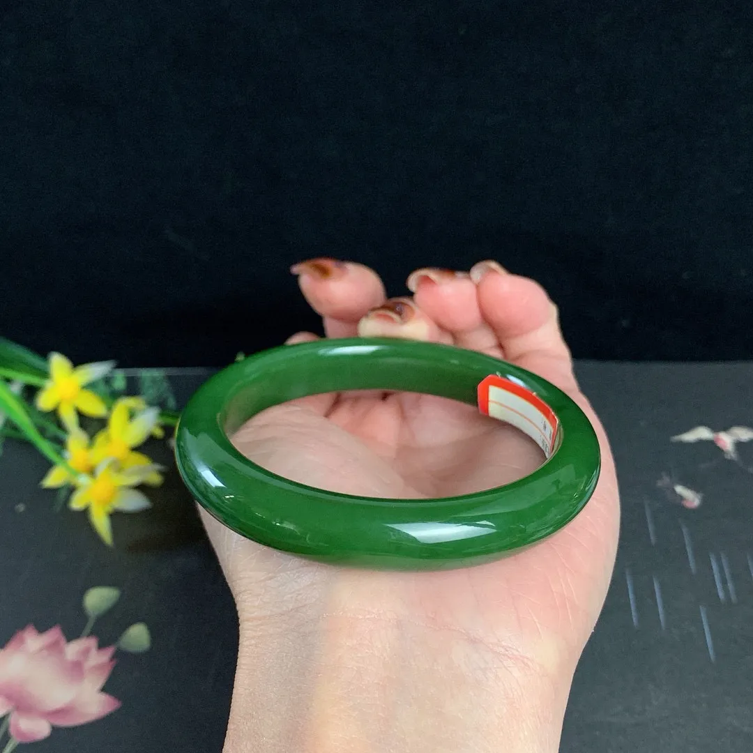 和田玉59圈口菠菜绿碧玉手镯！玉质细腻油润 底色纯净 无裂无杂 脂粉好，品质高