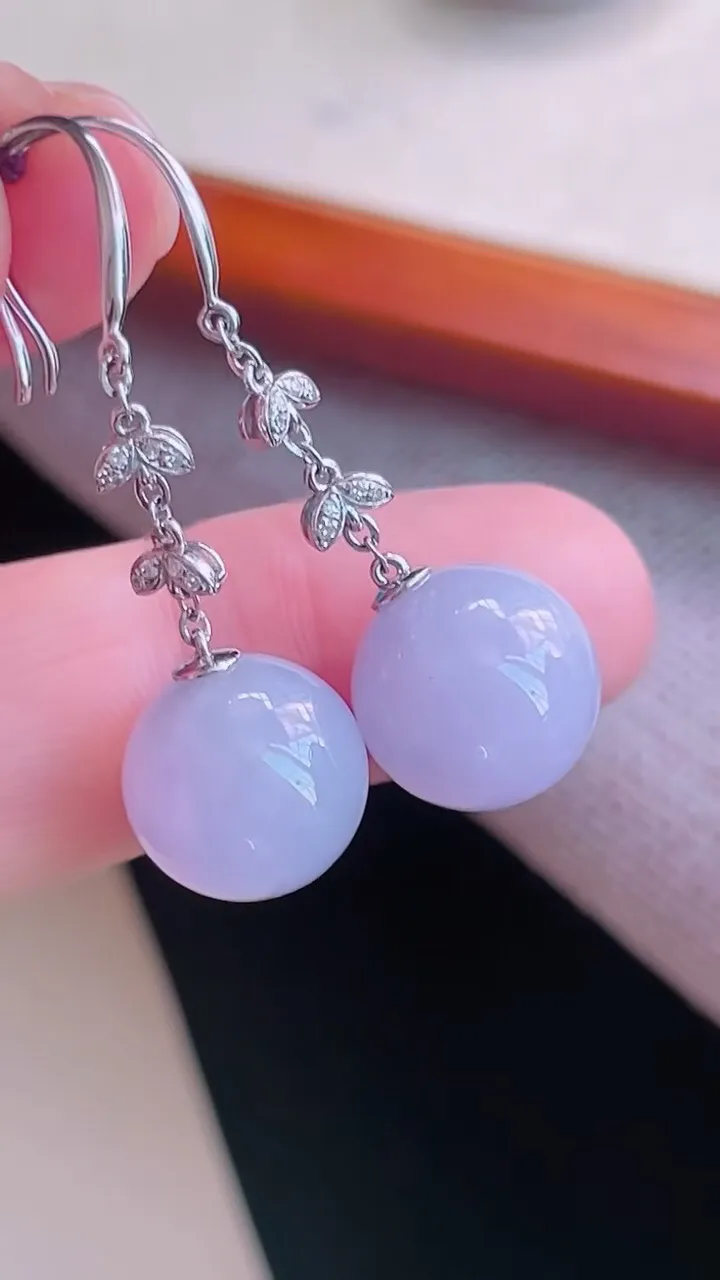 【翡翠名称】18K金镶钻冰紫转运珠耳坠
【翡翠尺寸】裸石平均11mm/颗
【翡翠描述】宝贝种老水足，玉质细腻，色泽靓丽，性价比高，佩戴效果好！
【其它赠送】权威证书/精美挂绳盒子/支持全国复检