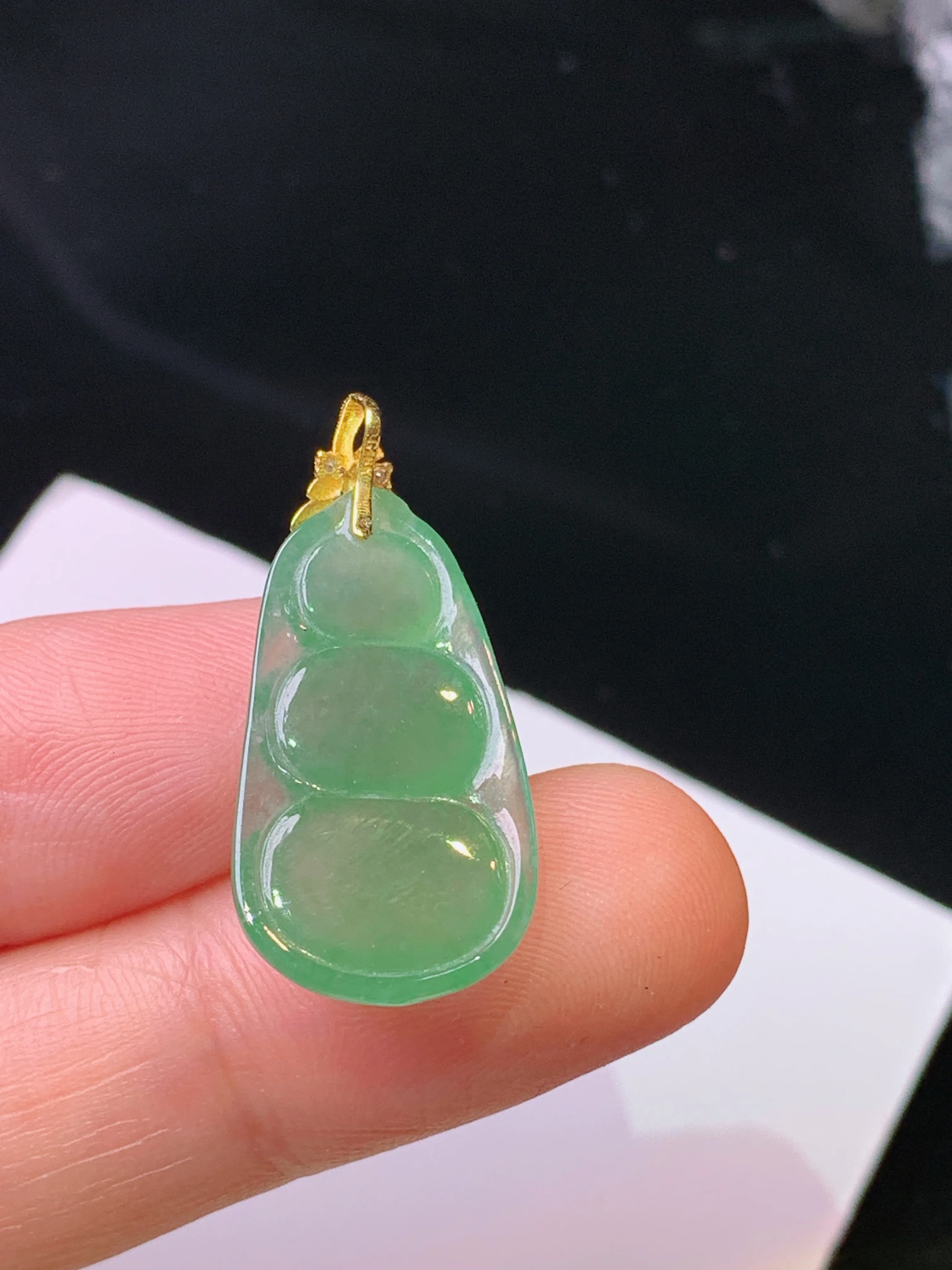 18k金镶嵌晴绿四季豆吊坠 玉质细腻 色泽艳丽清新 整体尺寸28.5*13*4.8