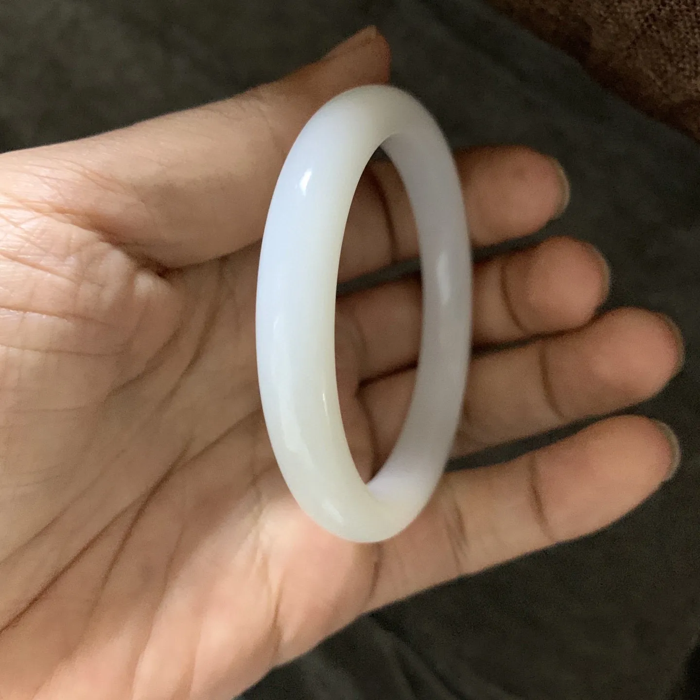 64圈口和田玉羊脂白玉手镯【挽间柔情】，镯型古朴典雅。在诗情画意的雨巷相遇，你是我腕间的一抹风情，有你眸有深情.清风荡漾湖间静水，我愿俯身低眉，在烟波涟漪处寻你。