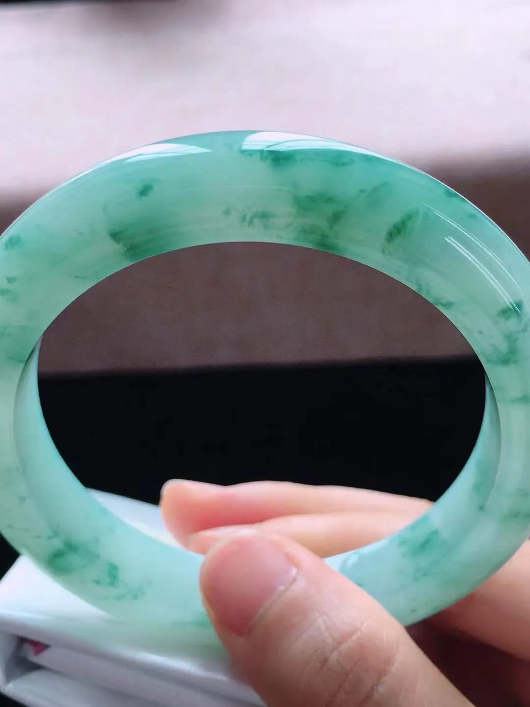 【翡翠名称】老种冰飘花60.5大圈口翡翠手镯
【翡翠尺寸】60.5*12.5*10mm适合59.5-62正圈口佩戴
【翡翠描述】缅甸天然翡翠A货，种老水足，玉质细腻，色泽靓丽，性价比高，佩戴效果好！