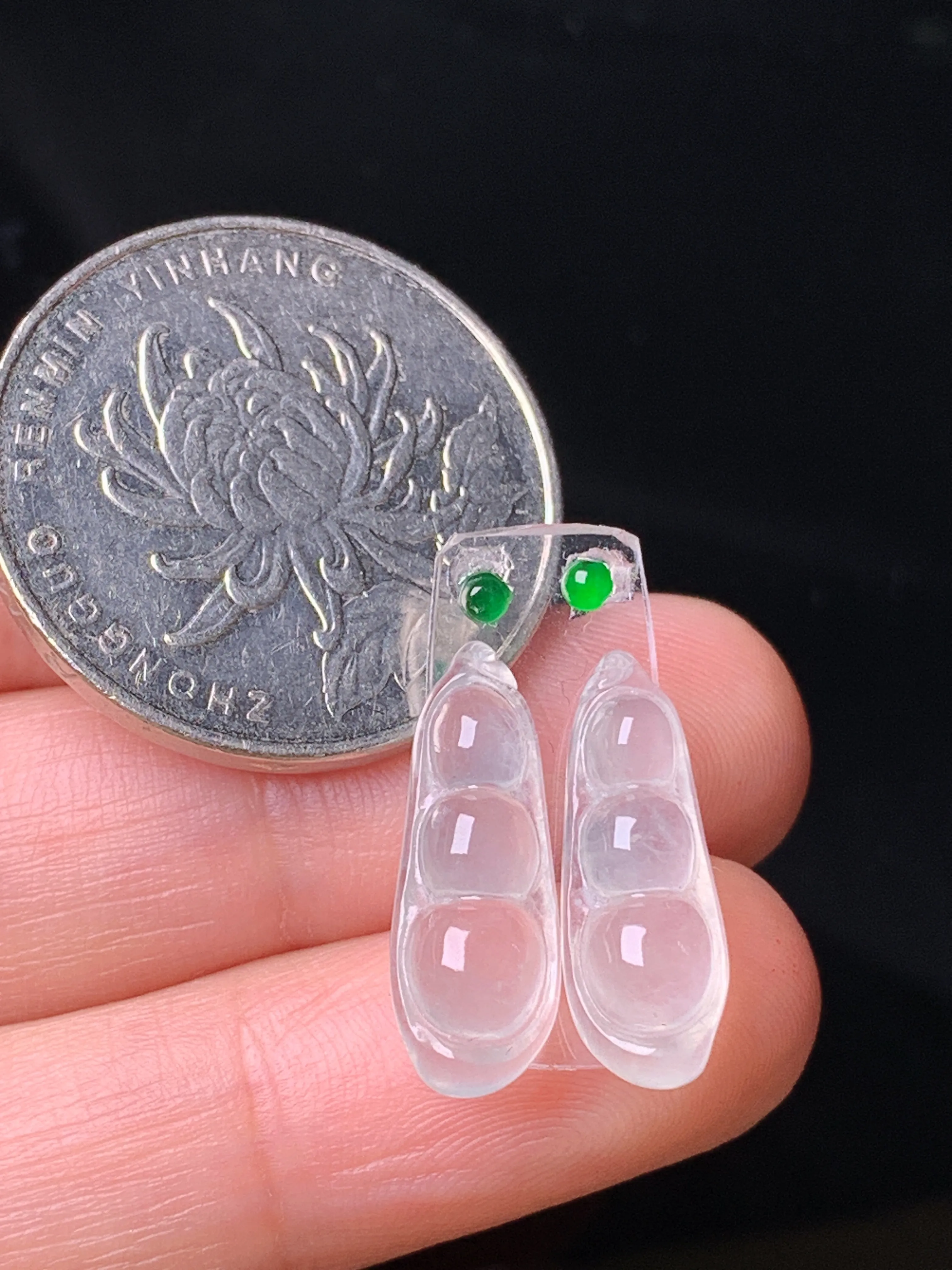 镶嵌款 冰种四季豆吊坠 玉质细腻 色泽艳丽清新 整体尺寸17.7*6.8*3.8