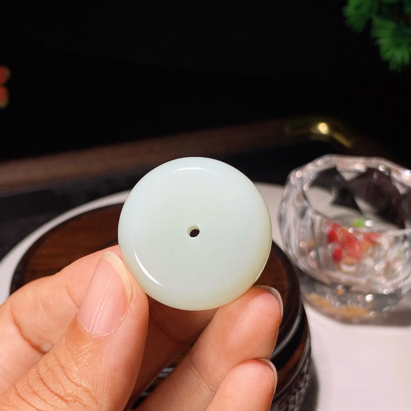 新疆和田玉白玉平安扣挂件。尺寸30/12重21.8克。玉质细腻油润。手推出油。品相大气。lt251126