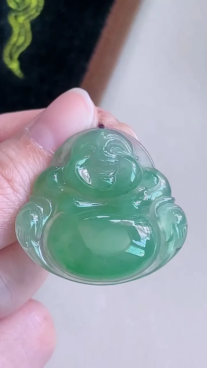 【翡翠名称】老种冰晴绿大佛公翡翠吊坠
【翡翠尺寸】30/32.4/5.4mm
【翡翠描述】宝贝种老水足，玉质细腻，色泽靓丽，性价比高，佩戴效果好！
【其它赠送】权威证书/精美挂绳盒子/支持全国复检