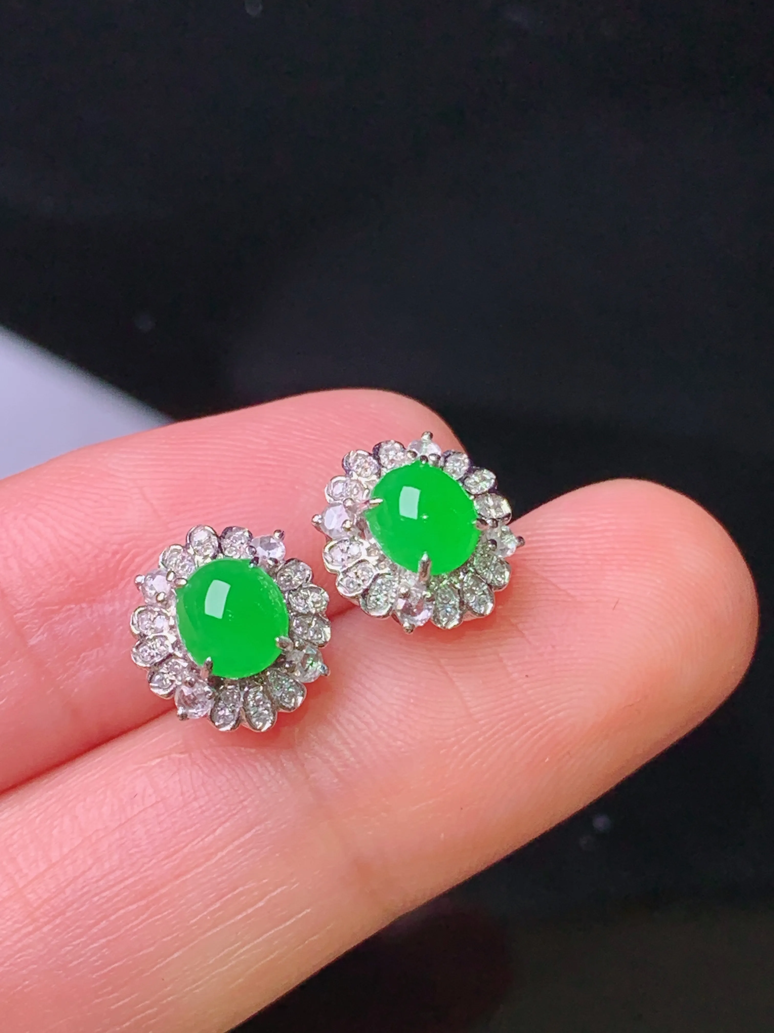 18k金钻镶嵌满绿蛋面耳钉 玉质细腻 色泽艳丽清新 整体尺寸10*9*7