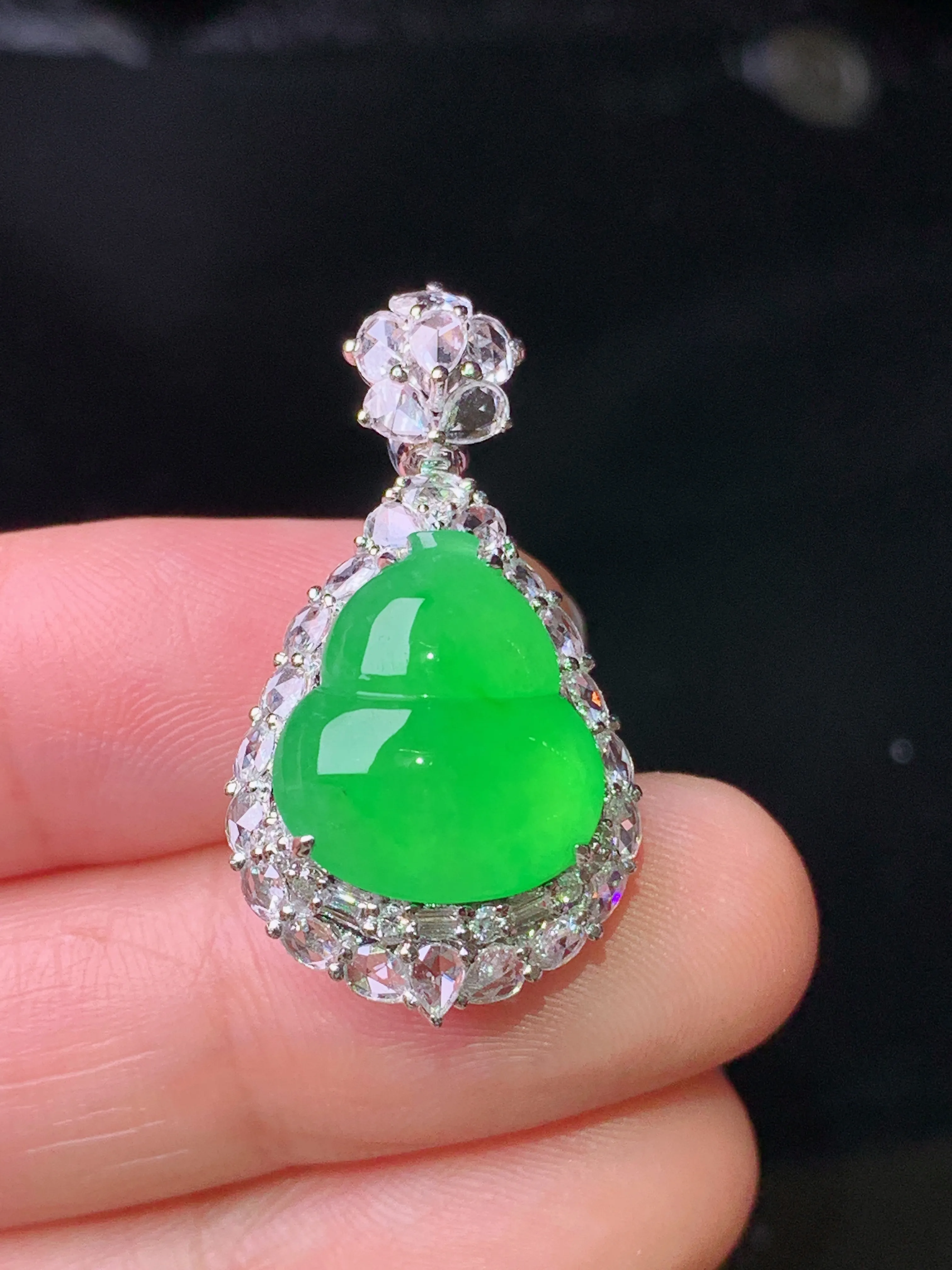 18k金钻镶嵌满绿葫芦吊坠 玉质细腻 色泽艳丽清新 整体尺寸30.2*16.2*11.7