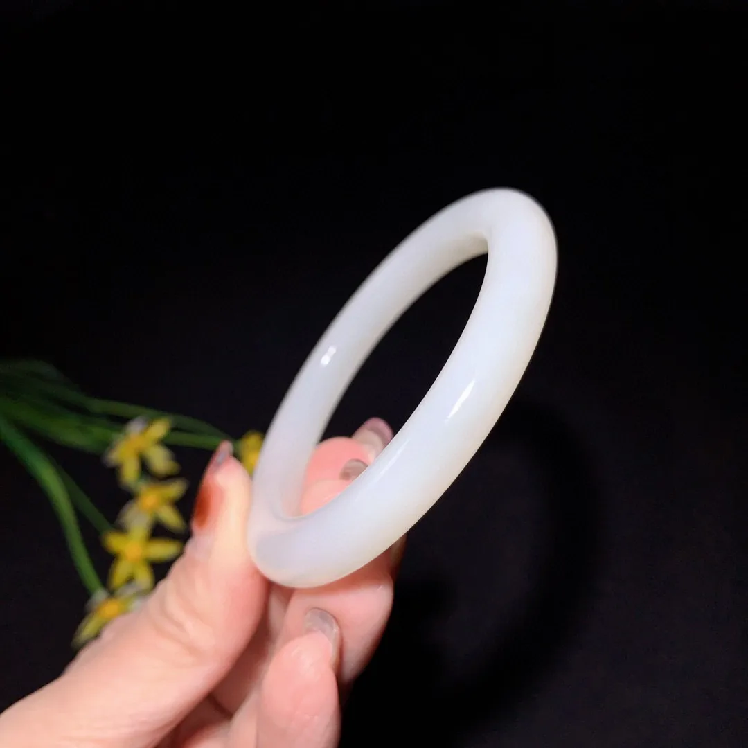 和田玉52圈口羊脂白手镯！玉质细腻油润 底色纯净 无裂无杂 脂粉好，品质好！