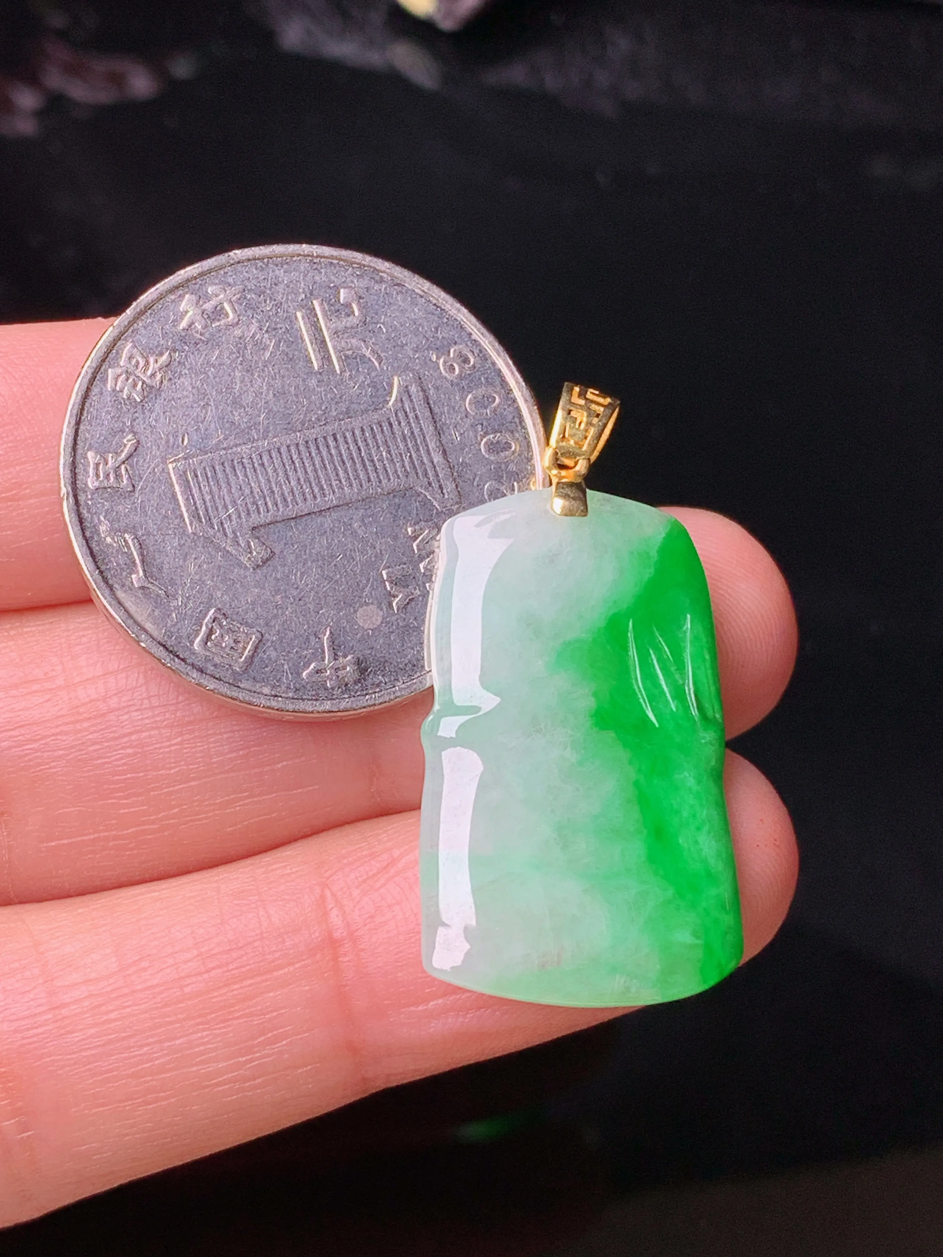 18k金镶嵌飘绿竹节吊坠 玉质细腻 色泽艳丽清新 整体尺寸32.5*15.5*2.7