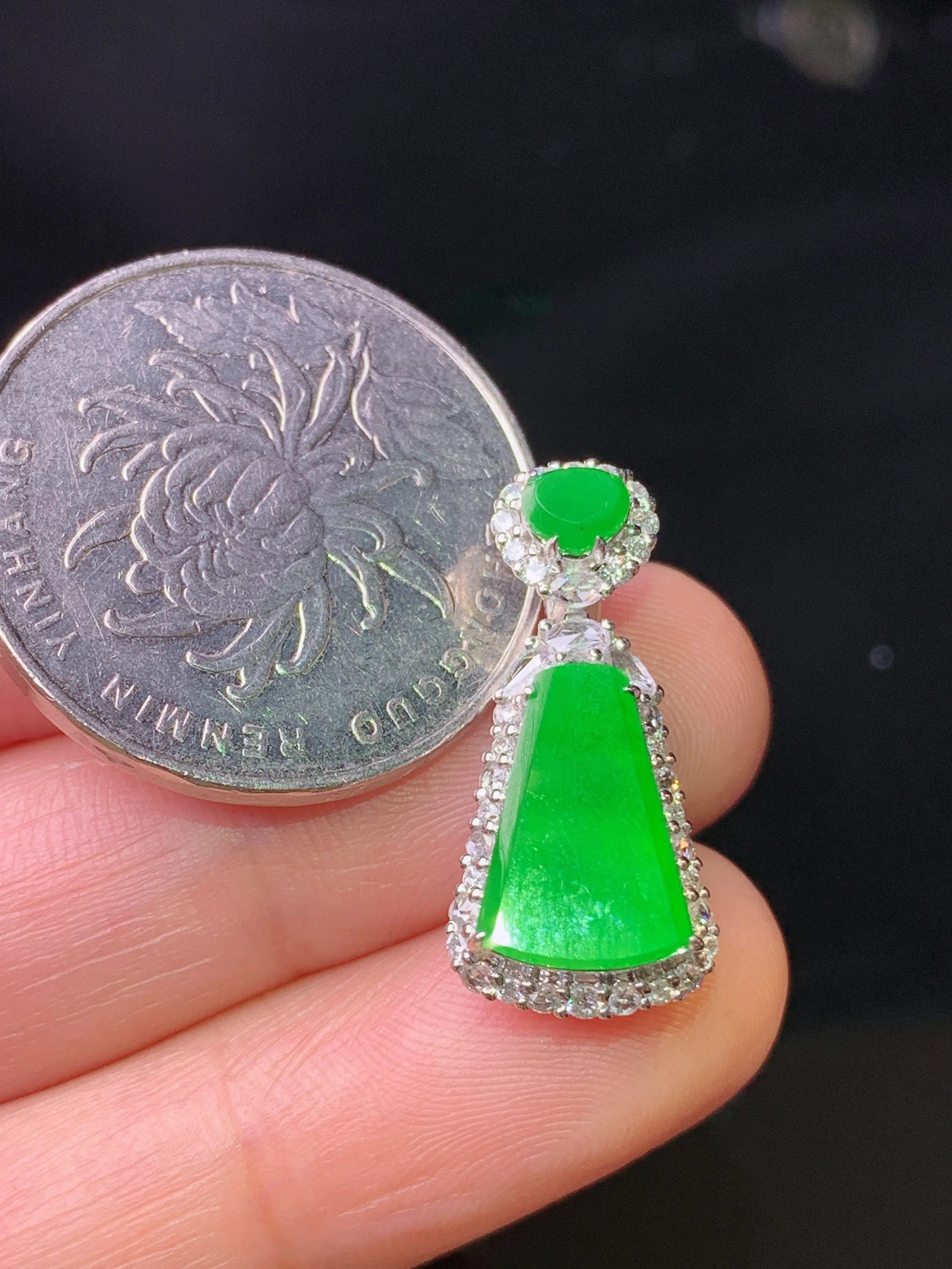 18k金钻镶嵌满绿无事牌吊坠 玉质细腻 色泽艳丽清新 整体尺寸22.8*10.6*7.2