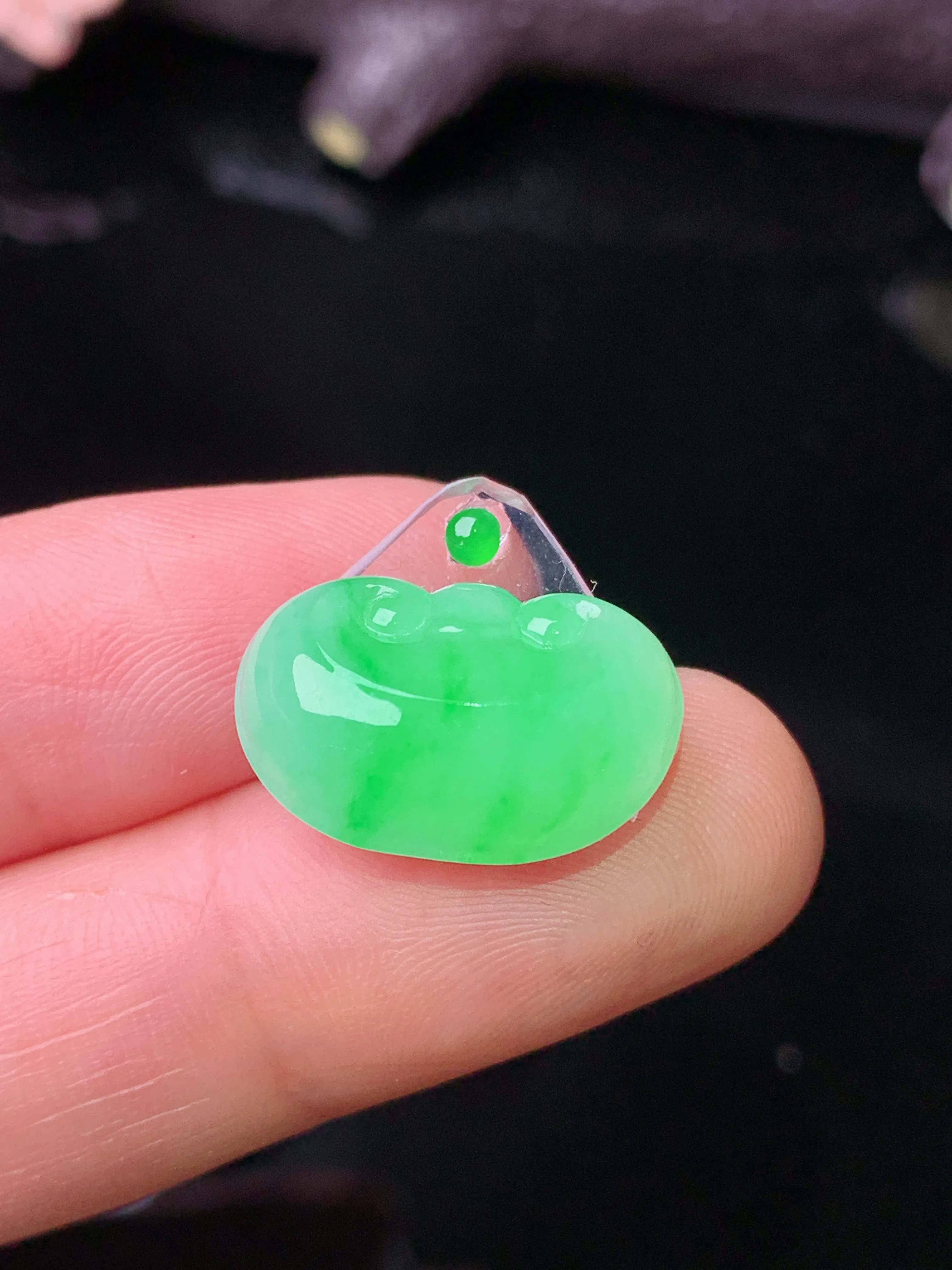 镶嵌款 翠绿如意吊坠 玉质细腻 色泽艳丽清新 整体尺寸11.2*17.5*6