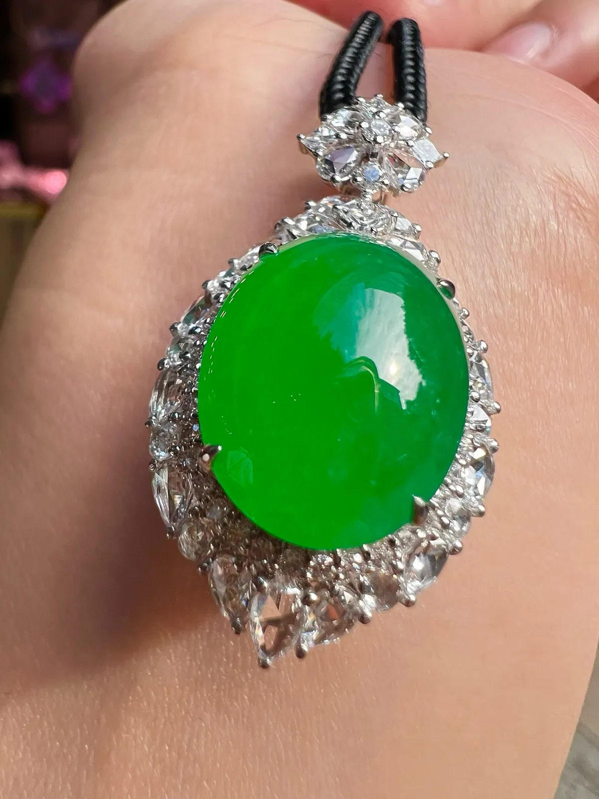 私人专拍
【满色鸽子蛋吊坠 色泽艳丽】
完美18K金奢华满钻种好细腻