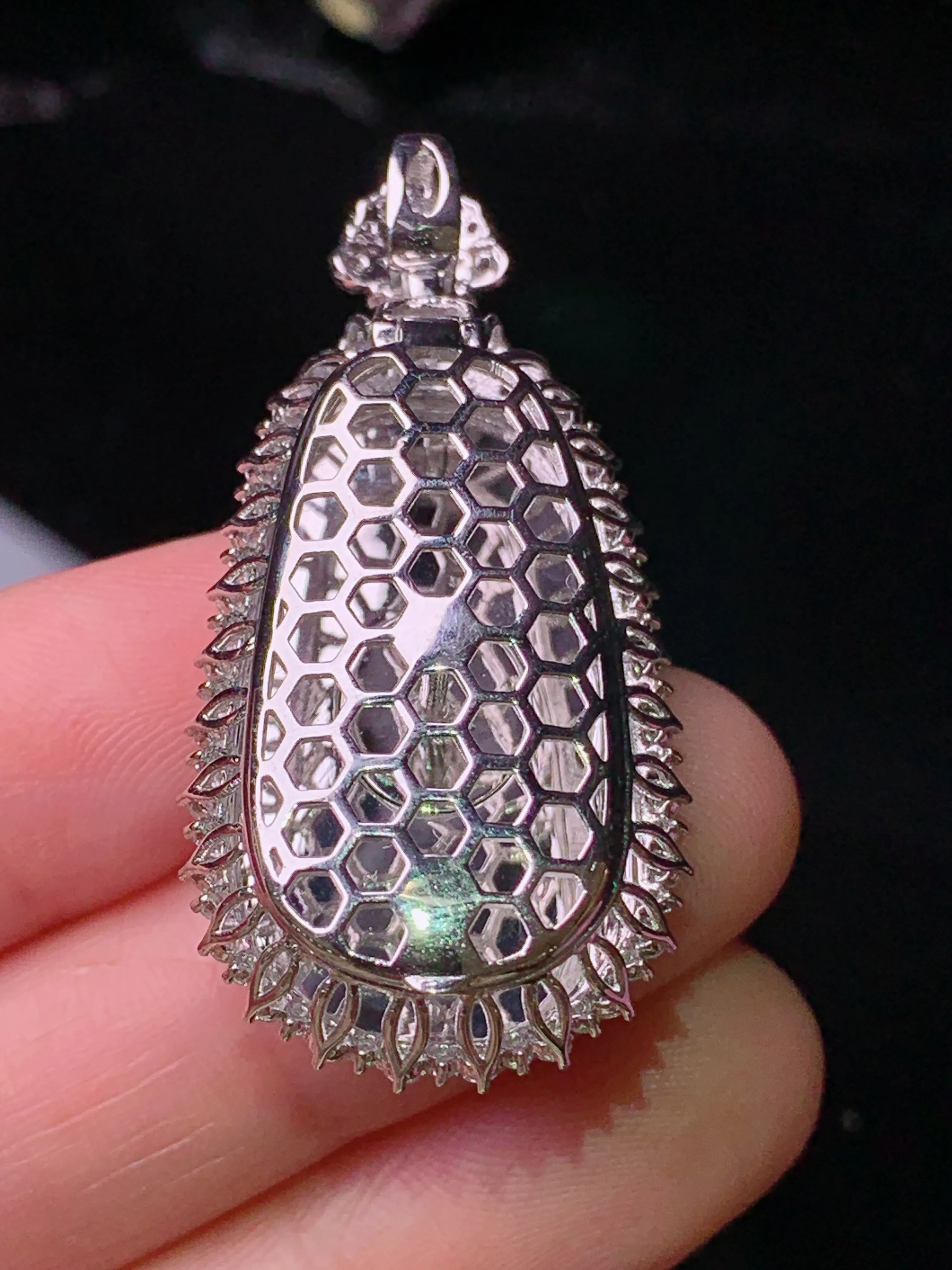 18k金钻镶嵌满绿如意吊坠 玉质细腻 色泽艳丽清新 整体尺寸42.2*20.3*10.5