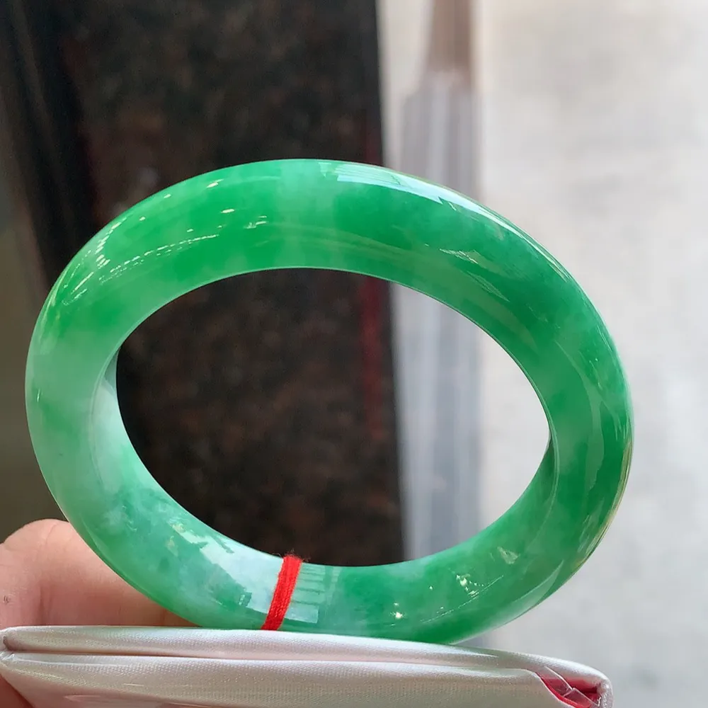 正圈满绿 无瑕 尺寸:54.6/12.2/9.9 满色