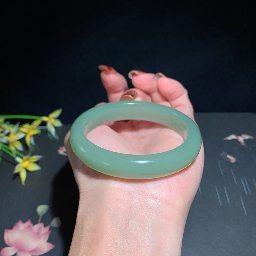 和田玉55圈口且末蓝手镯！玉质细腻油润 底色纯净 无裂无杂 脂粉好，品质高。