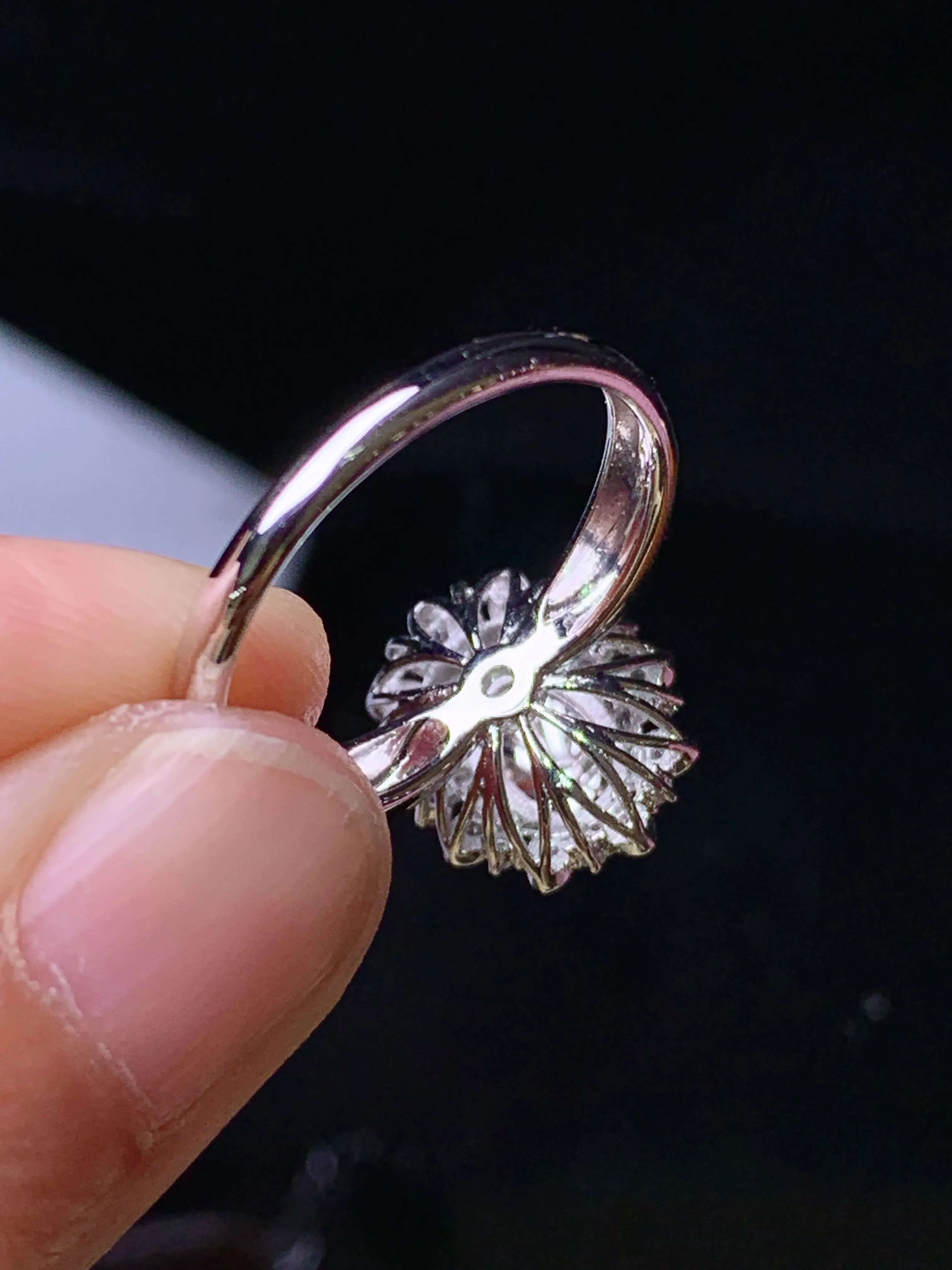 18k金钻镶嵌翠绿蛋面戒指 玉质细腻 色泽艳丽清新 圈口14 整体尺寸13.6*11.3*9.3