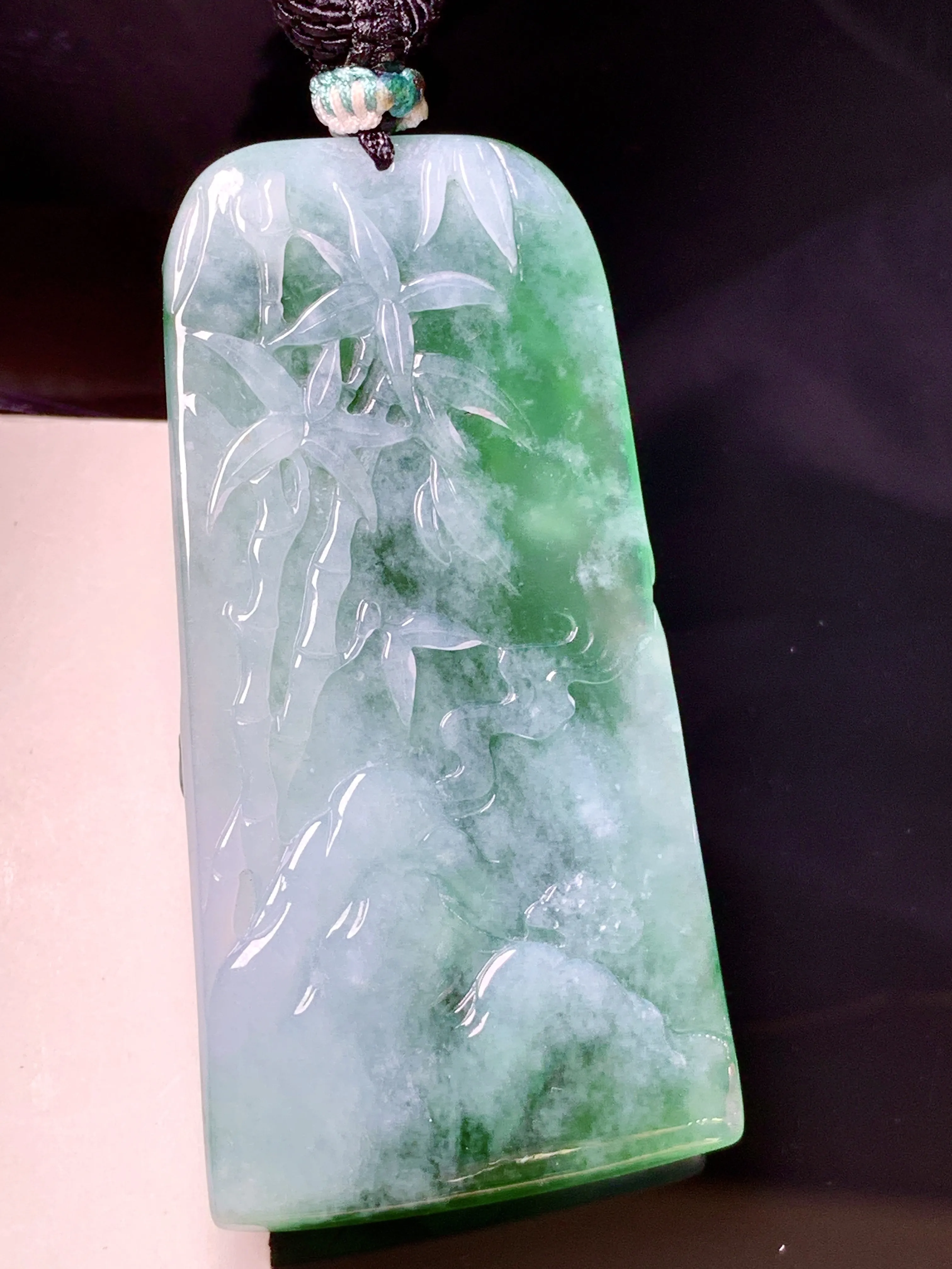 飘绿观音菩萨吊坠 玉质细腻 色泽艳丽清新 整体尺寸59.5*30.2*9.8