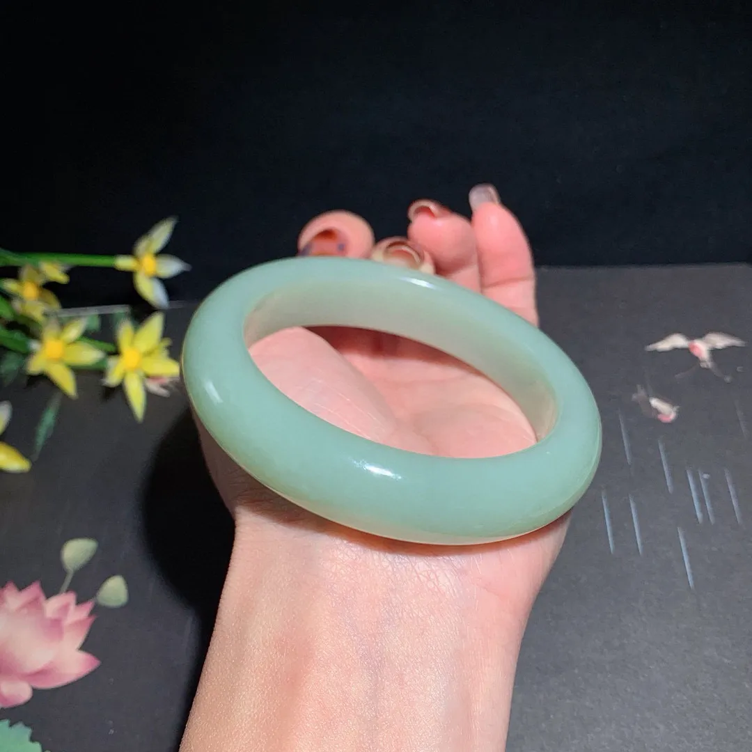 和田玉60圈口且末蓝手镯！玉质细腻油润 底色纯净 无裂无杂 脂粉好，品质高。