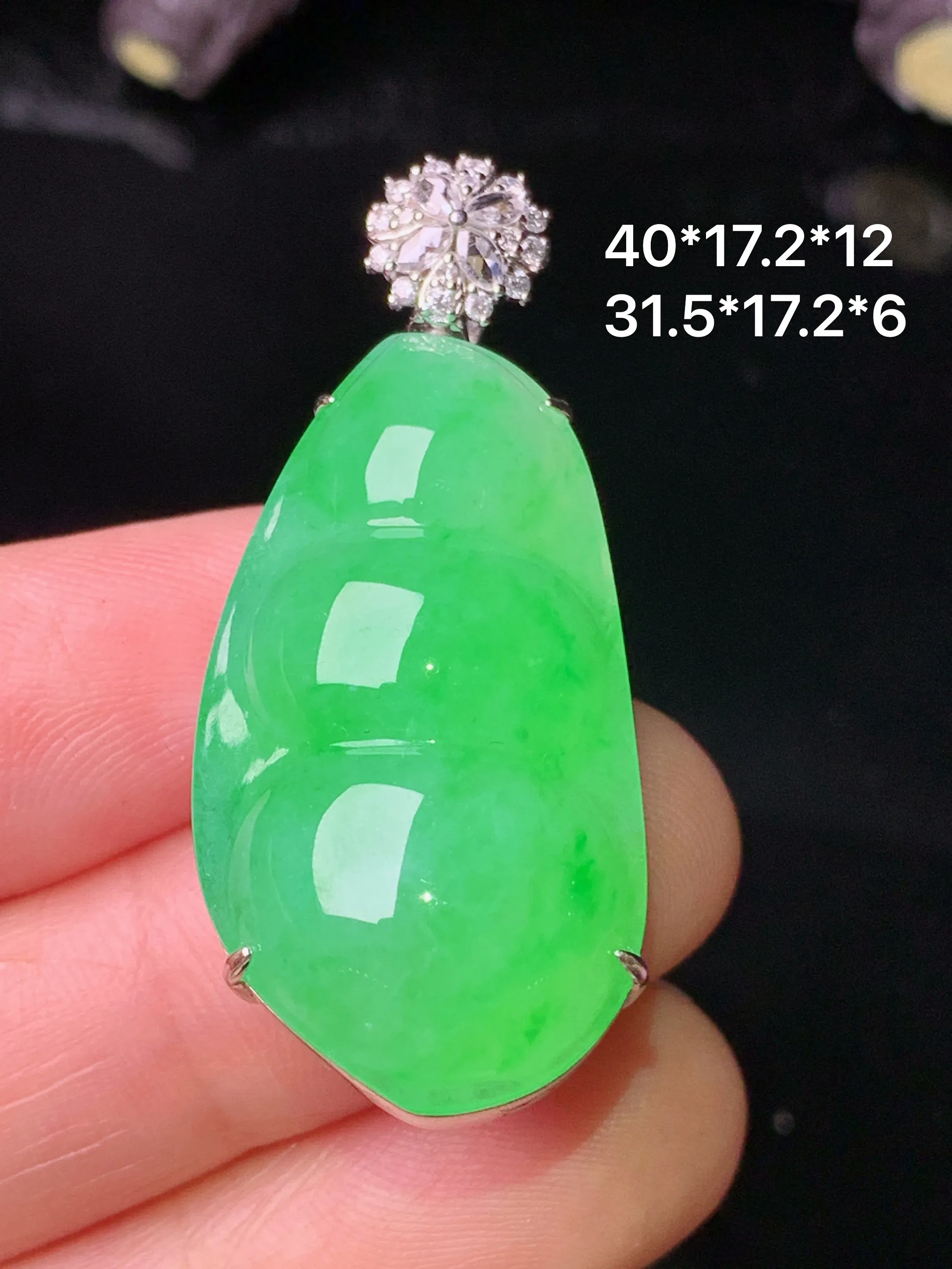 18k金钻镶嵌翠绿四季豆吊坠 玉质细腻 色泽艳丽清新 整体尺寸40*17.2*12