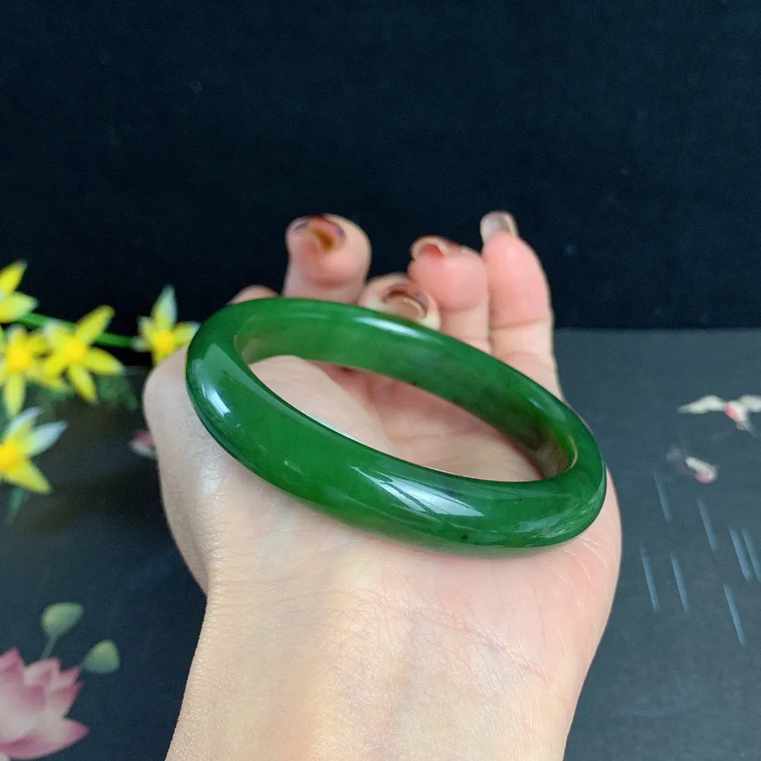 和田玉53圈口菠菜绿碧玉手镯！玉质细腻油润 底色纯净 无裂无棉 脂粉好，品质高