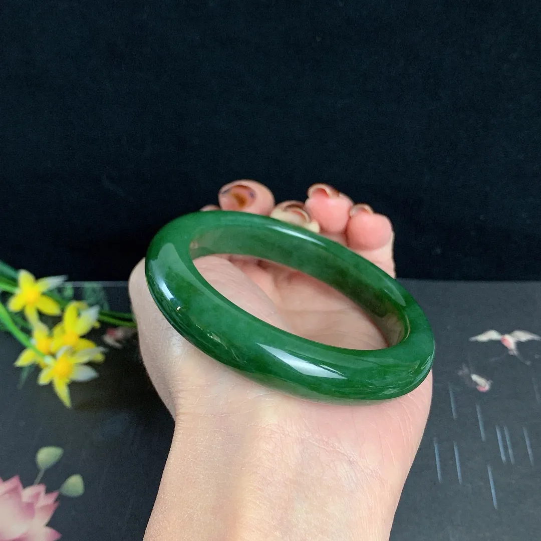 和田玉56圈口菠菜绿碧玉手镯！玉质细腻油润 底色纯净 无裂无黑 脂粉好，品质高